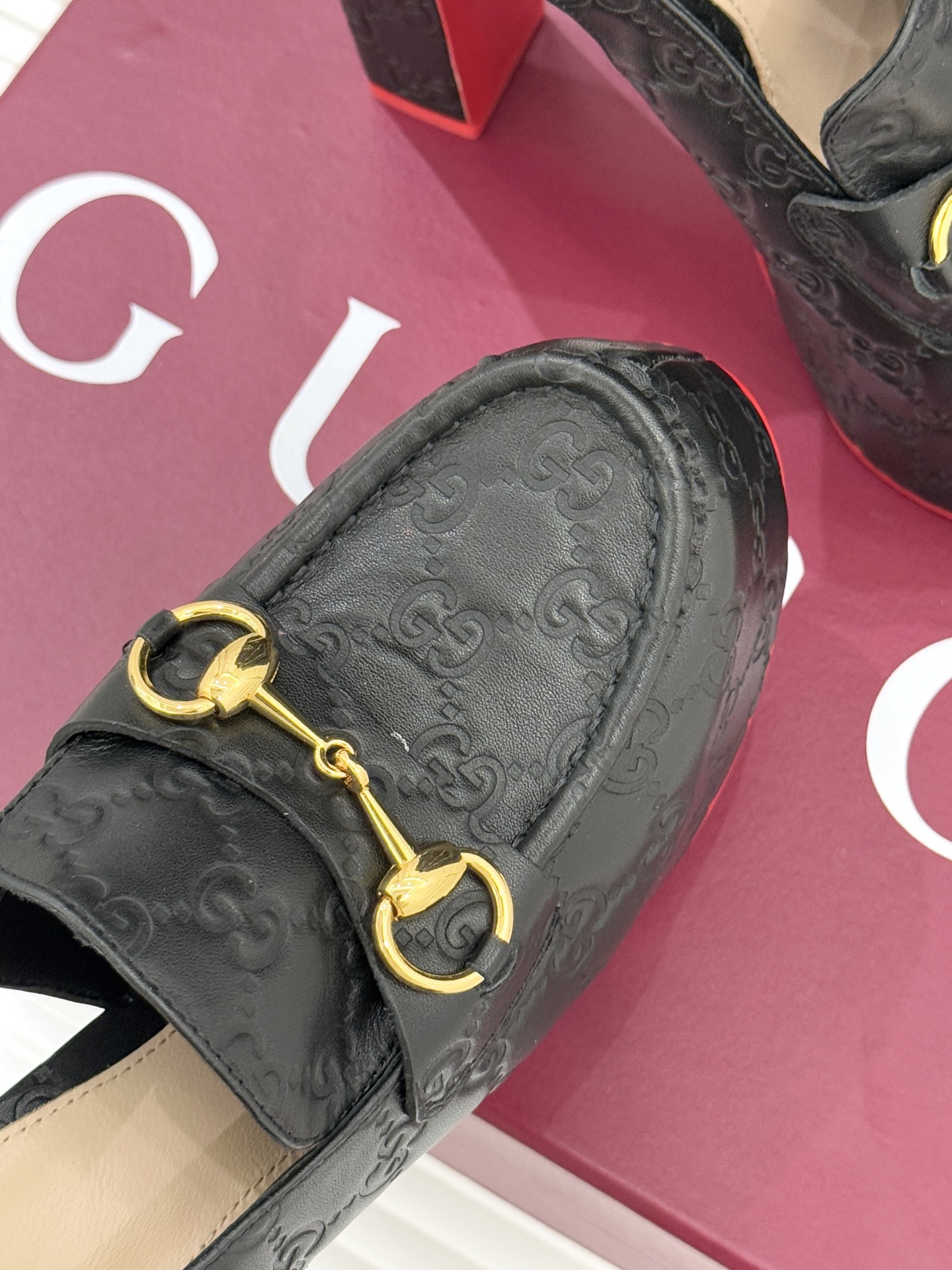 Gucci/古驰26WF新品防水台马衔扣高跟凉鞋承袭品牌马术本源的传奇印记标志性马衔扣以浅金色调闪耀鞋面