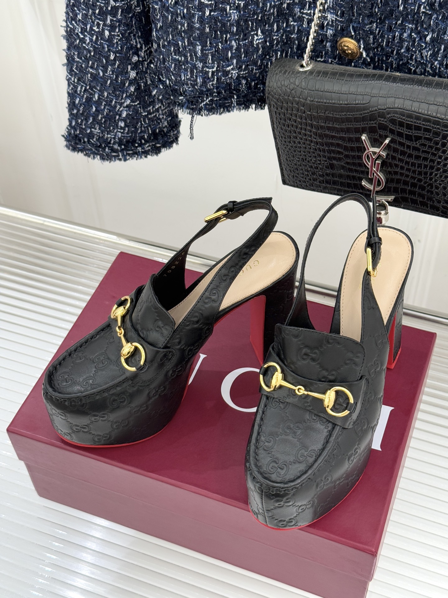 Gucci/古驰26WF新品防水台马衔扣高跟凉鞋承袭品牌马术本源的传奇印记标志性马衔扣以浅金色调闪耀鞋面