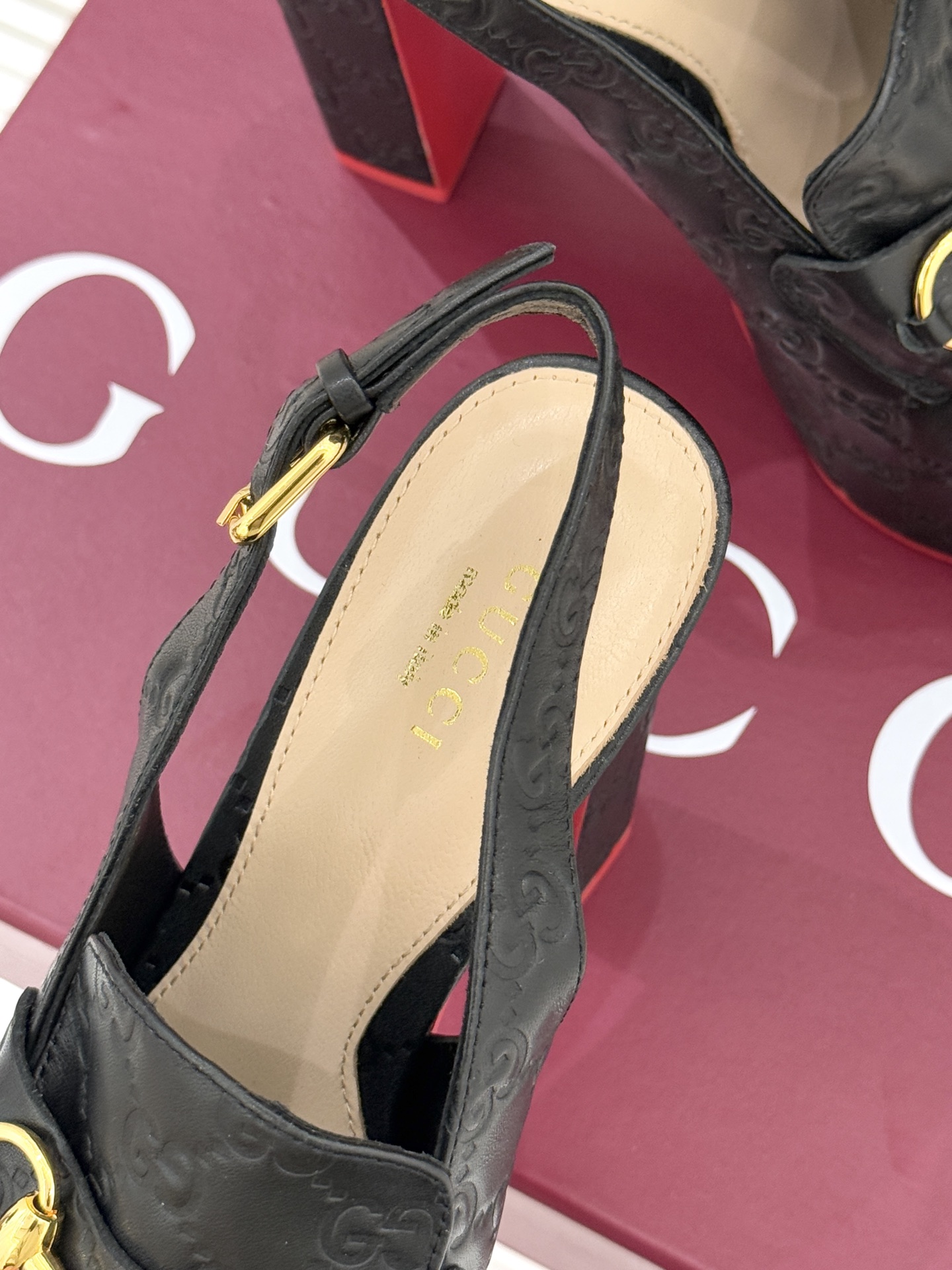 Gucci/古驰26WF新品防水台马衔扣高跟凉鞋承袭品牌马术本源的传奇印记标志性马衔扣以浅金色调闪耀鞋面