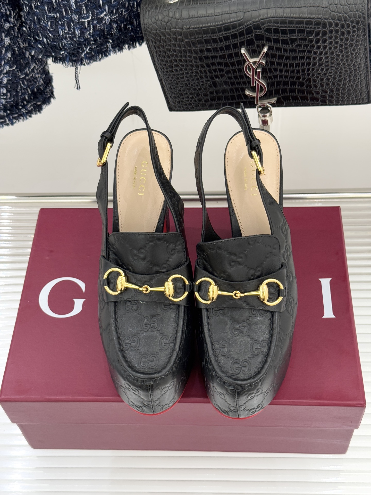 Gucci/古驰26WF新品防水台马衔扣高跟凉鞋承袭品牌马术本源的传奇印记标志性马衔扣以浅金色调闪耀鞋面