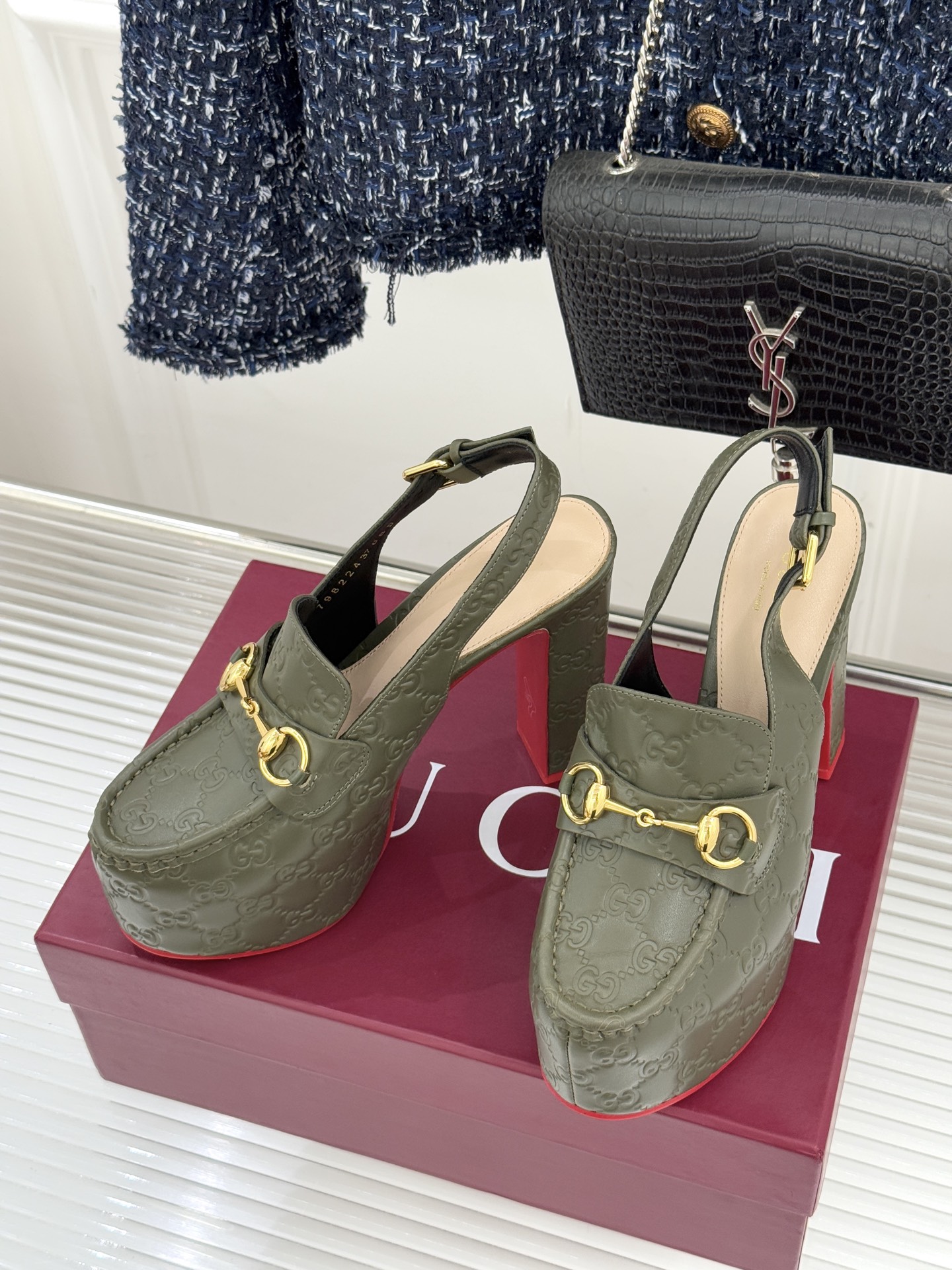 Gucci/古驰26WF新品防水台马衔扣高跟凉鞋承袭品牌马术本源的传奇印记标志性马衔扣以浅金色调闪耀鞋面