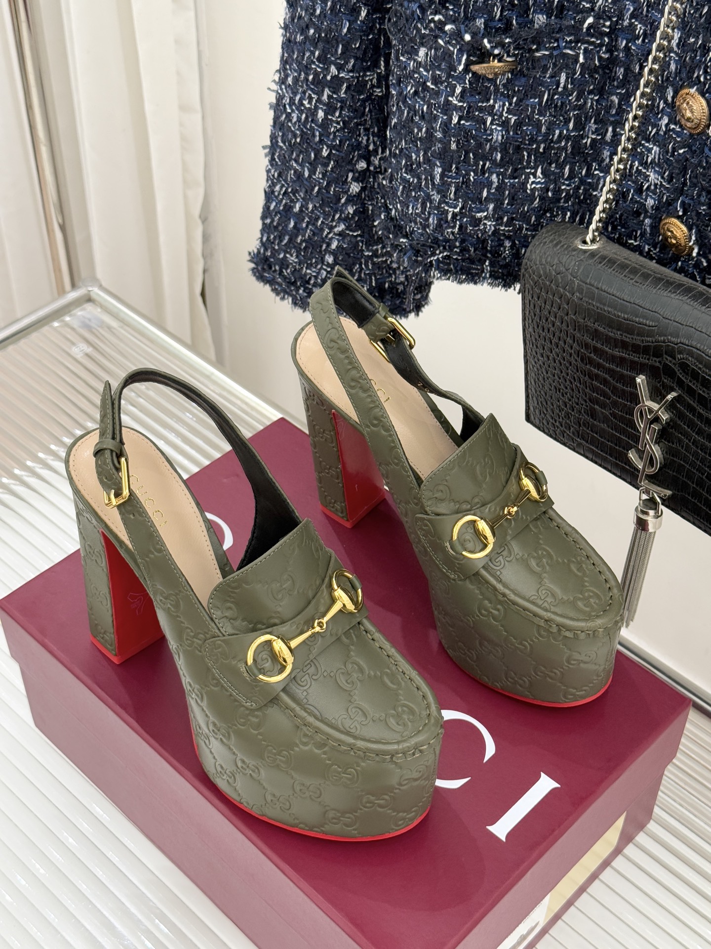 Gucci/古驰26WF新品防水台马衔扣高跟凉鞋承袭品牌马术本源的传奇印记标志性马衔扣以浅金色调闪耀鞋面