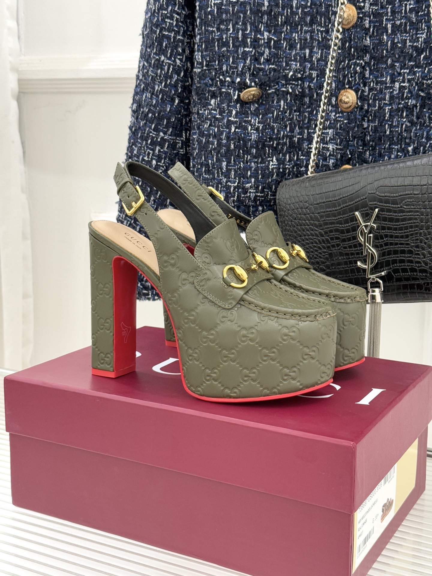 Gucci/古驰26WF新品防水台马衔扣高跟凉鞋承袭品牌马术本源的传奇印记标志性马衔扣以浅金色调闪耀鞋面