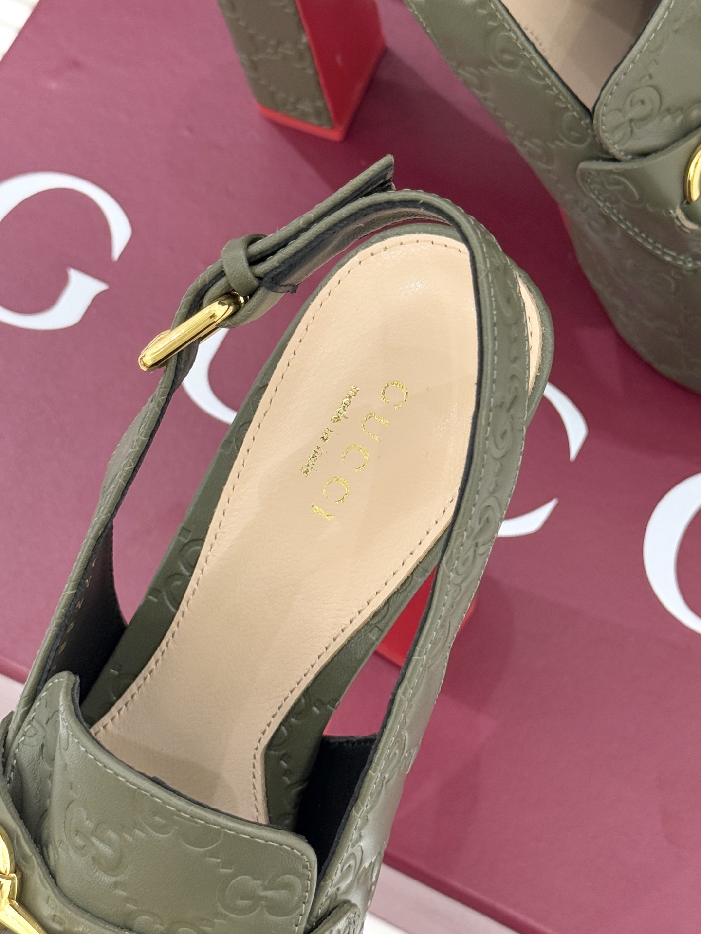 Gucci/古驰26WF新品防水台马衔扣高跟凉鞋承袭品牌马术本源的传奇印记标志性马衔扣以浅金色调闪耀鞋面