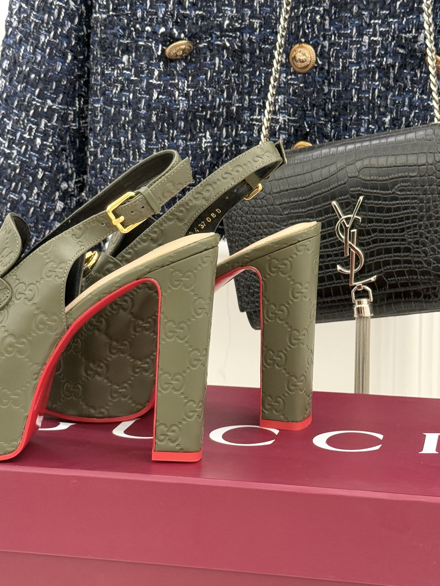 Gucci/古驰26WF新品防水台马衔扣高跟凉鞋承袭品牌马术本源的传奇印记标志性马衔扣以浅金色调闪耀鞋面