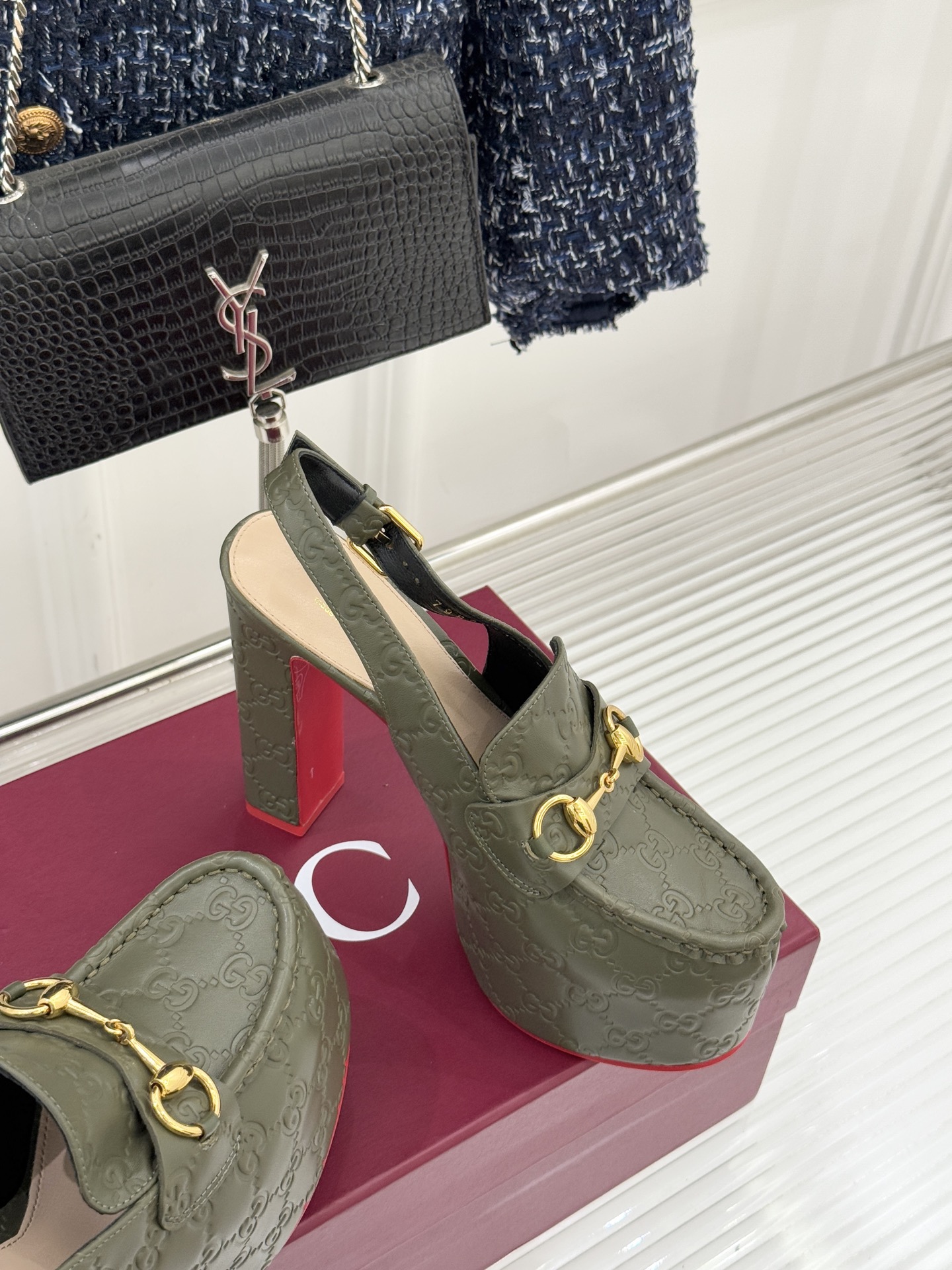 Gucci/古驰26WF新品防水台马衔扣高跟凉鞋承袭品牌马术本源的传奇印记标志性马衔扣以浅金色调闪耀鞋面