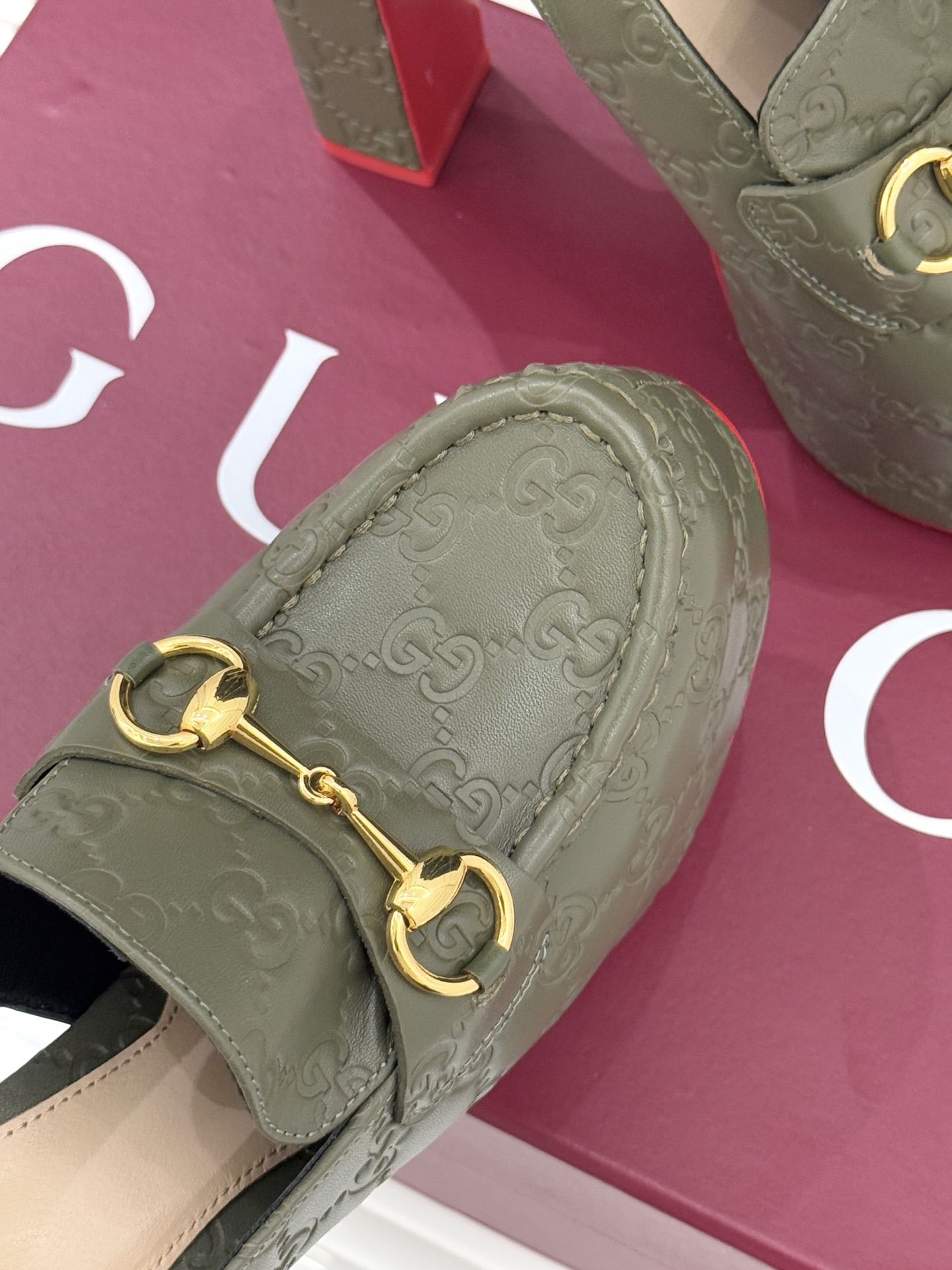 Gucci/古驰26WF新品防水台马衔扣高跟凉鞋承袭品牌马术本源的传奇印记标志性马衔扣以浅金色调闪耀鞋面