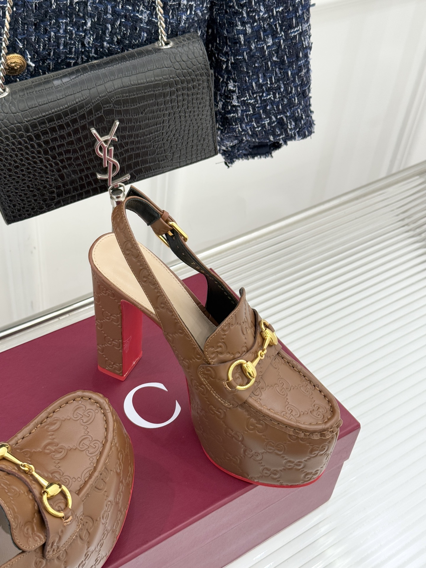 Gucci/古驰26WF新品防水台马衔扣高跟凉鞋承袭品牌马术本源的传奇印记标志性马衔扣以浅金色调闪耀鞋面