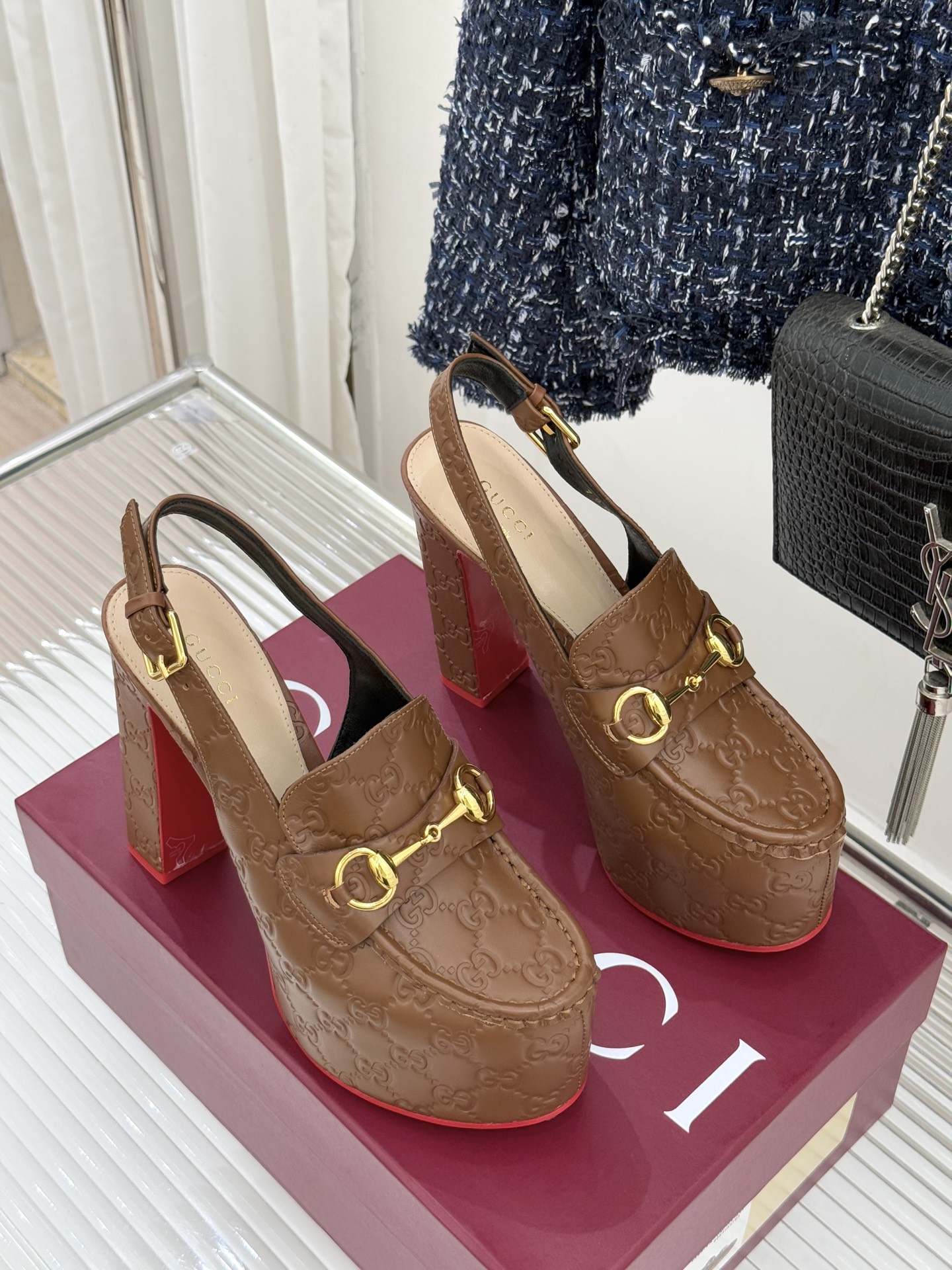 Gucci/古驰26WF新品防水台马衔扣高跟凉鞋承袭品牌马术本源的传奇印记标志性马衔扣以浅金色调闪耀鞋面