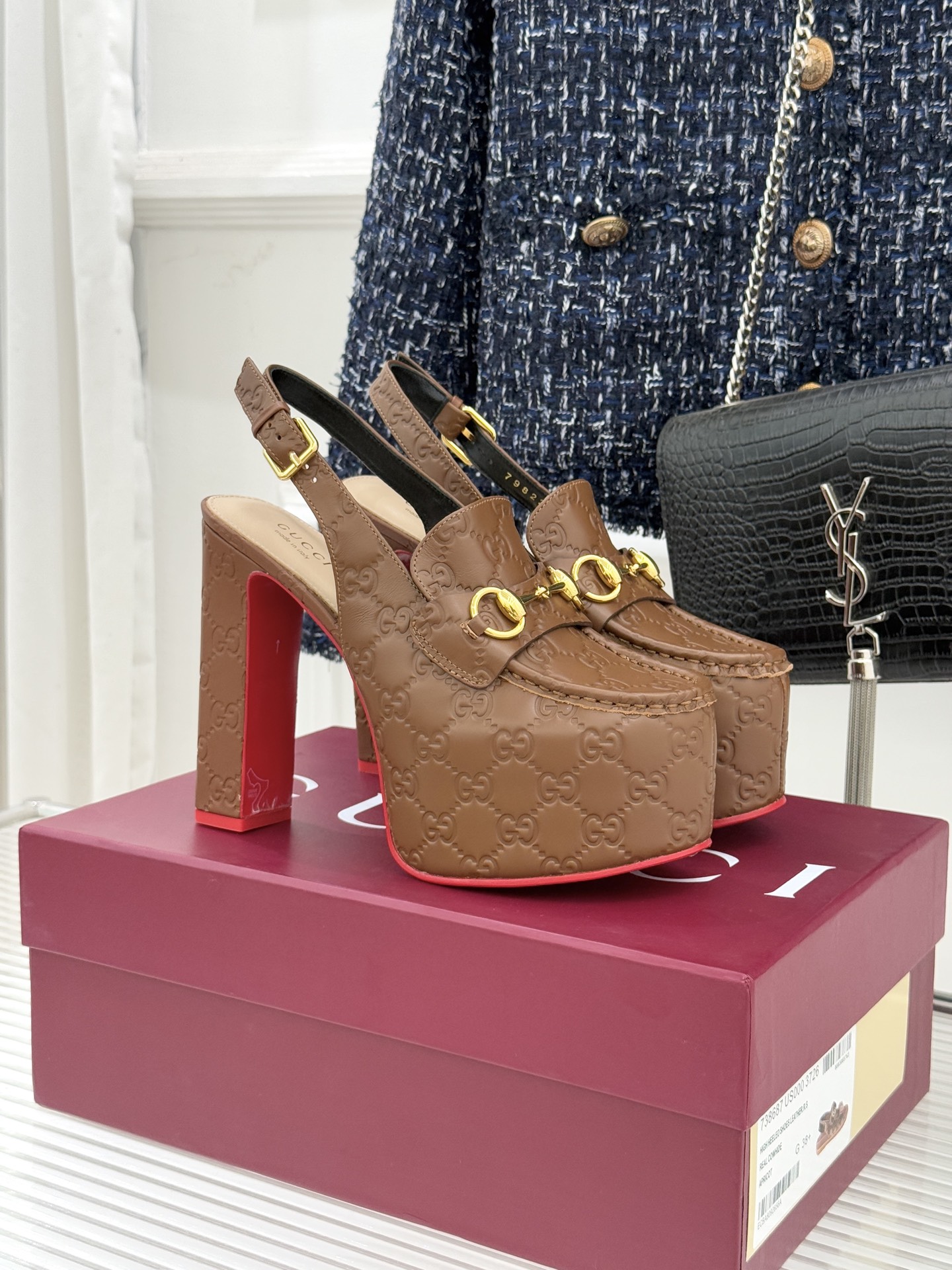 Gucci/古驰26WF新品防水台马衔扣高跟凉鞋承袭品牌马术本源的传奇印记标志性马衔扣以浅金色调闪耀鞋面