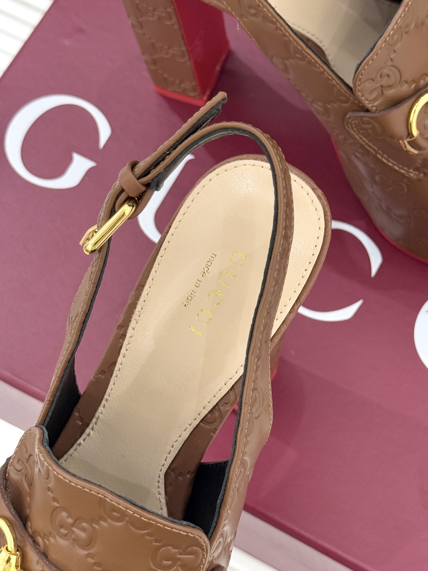 Gucci/古驰26WF新品防水台马衔扣高跟凉鞋承袭品牌马术本源的传奇印记标志性马衔扣以浅金色调闪耀鞋面