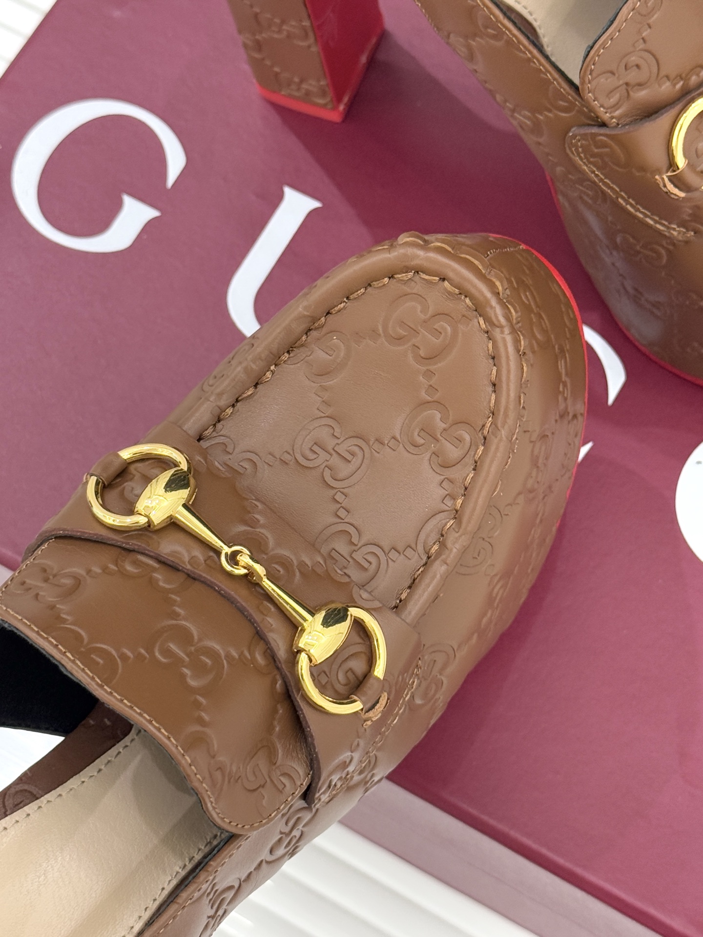 Gucci/古驰26WF新品防水台马衔扣高跟凉鞋承袭品牌马术本源的传奇印记标志性马衔扣以浅金色调闪耀鞋面