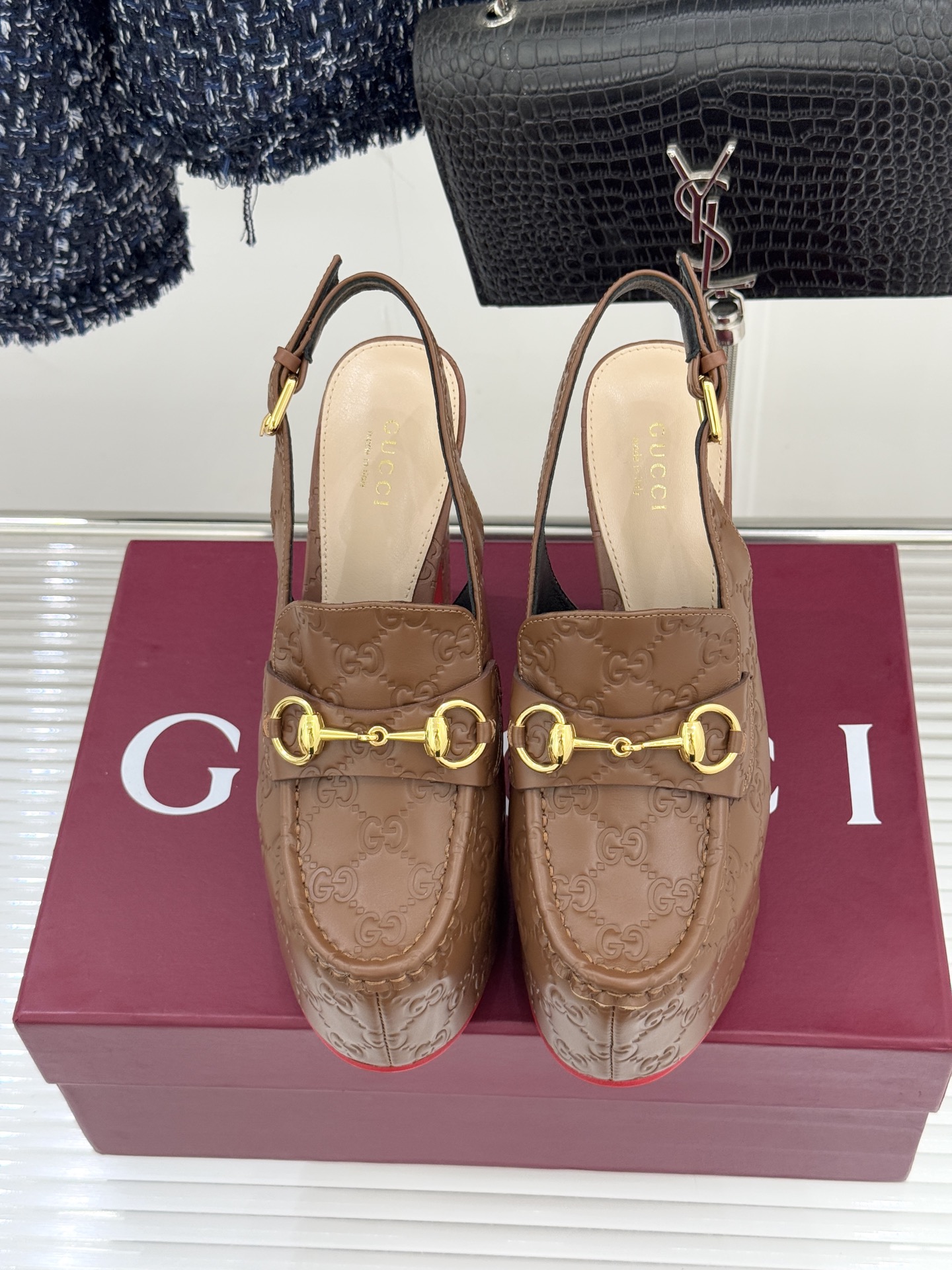Gucci/古驰26WF新品防水台马衔扣高跟凉鞋承袭品牌马术本源的传奇印记标志性马衔扣以浅金色调闪耀鞋面