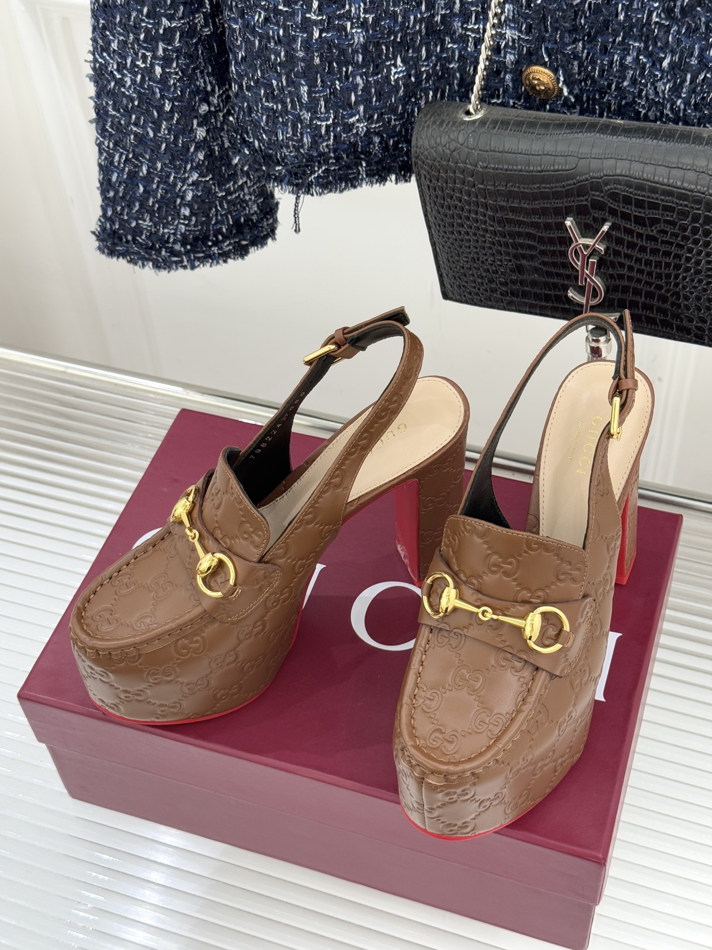 Gucci/古驰26WF新品防水台马衔扣高跟凉鞋承袭品牌马术本源的传奇印记标志性马衔扣以浅金色调闪耀鞋面