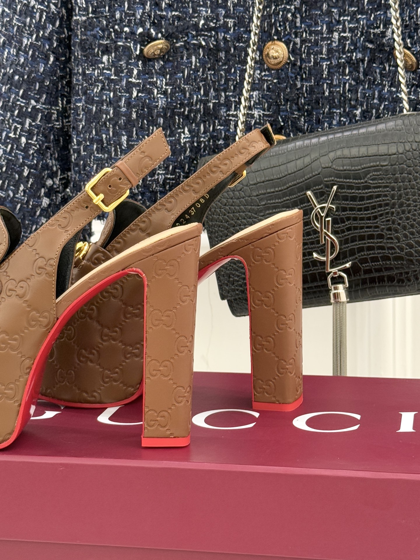 Gucci/古驰26WF新品防水台马衔扣高跟凉鞋承袭品牌马术本源的传奇印记标志性马衔扣以浅金色调闪耀鞋面