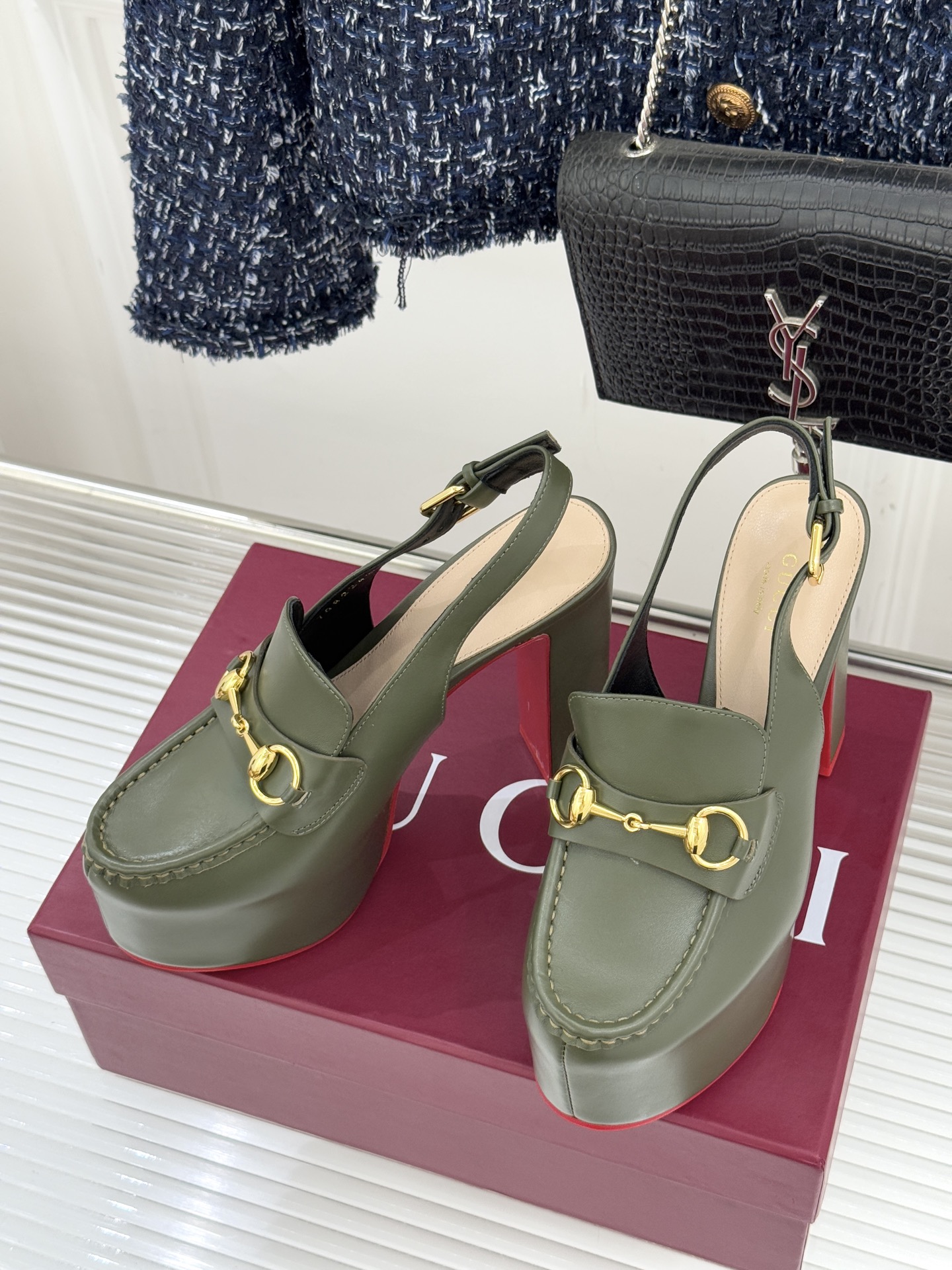 Gucci/古驰26WF新品防水台马衔扣高跟凉鞋承袭品牌马术本源的传奇印记标志性马衔扣以浅金色调闪耀鞋面