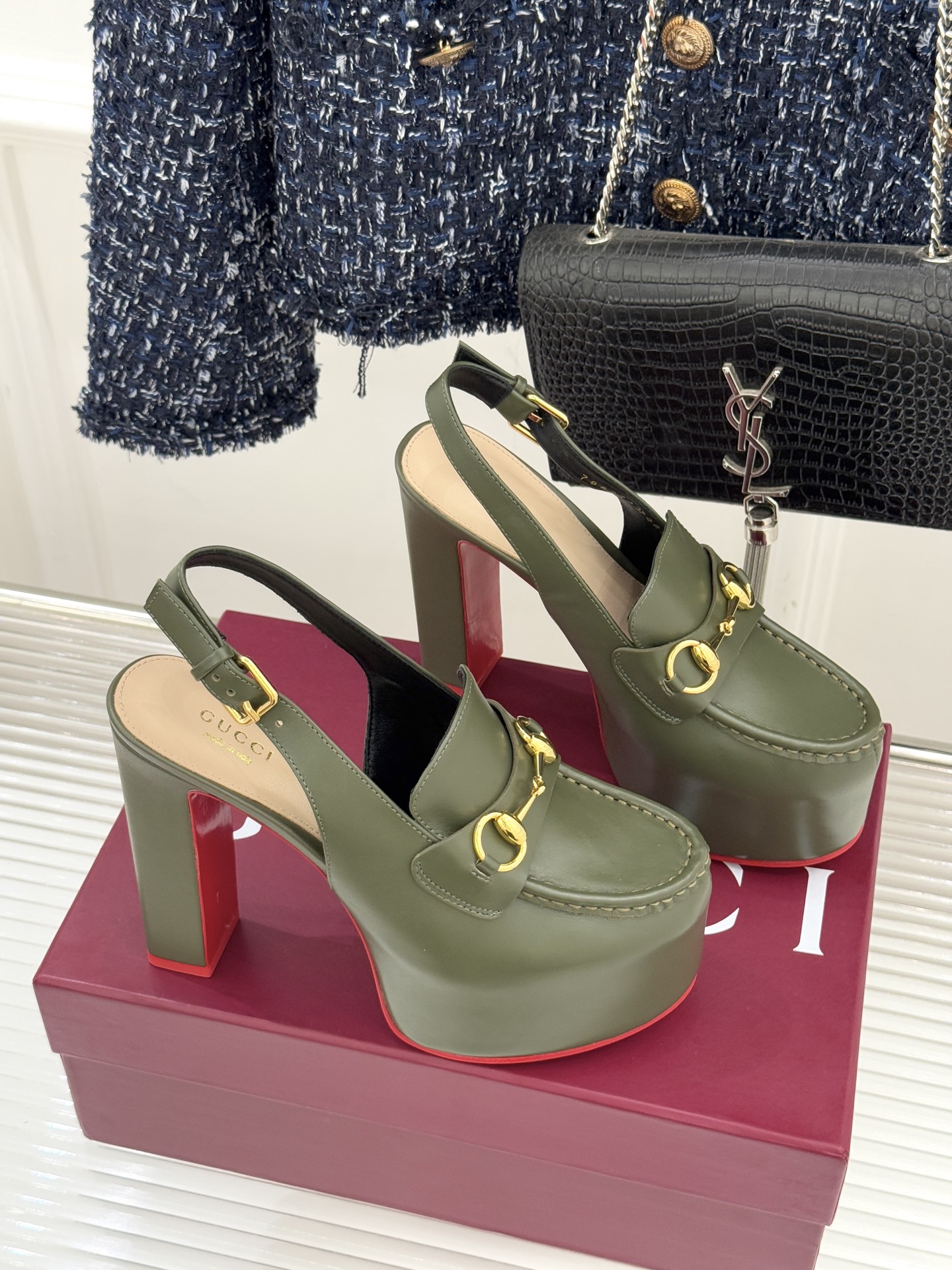 Gucci/古驰26WF新品防水台马衔扣高跟凉鞋承袭品牌马术本源的传奇印记标志性马衔扣以浅金色调闪耀鞋面