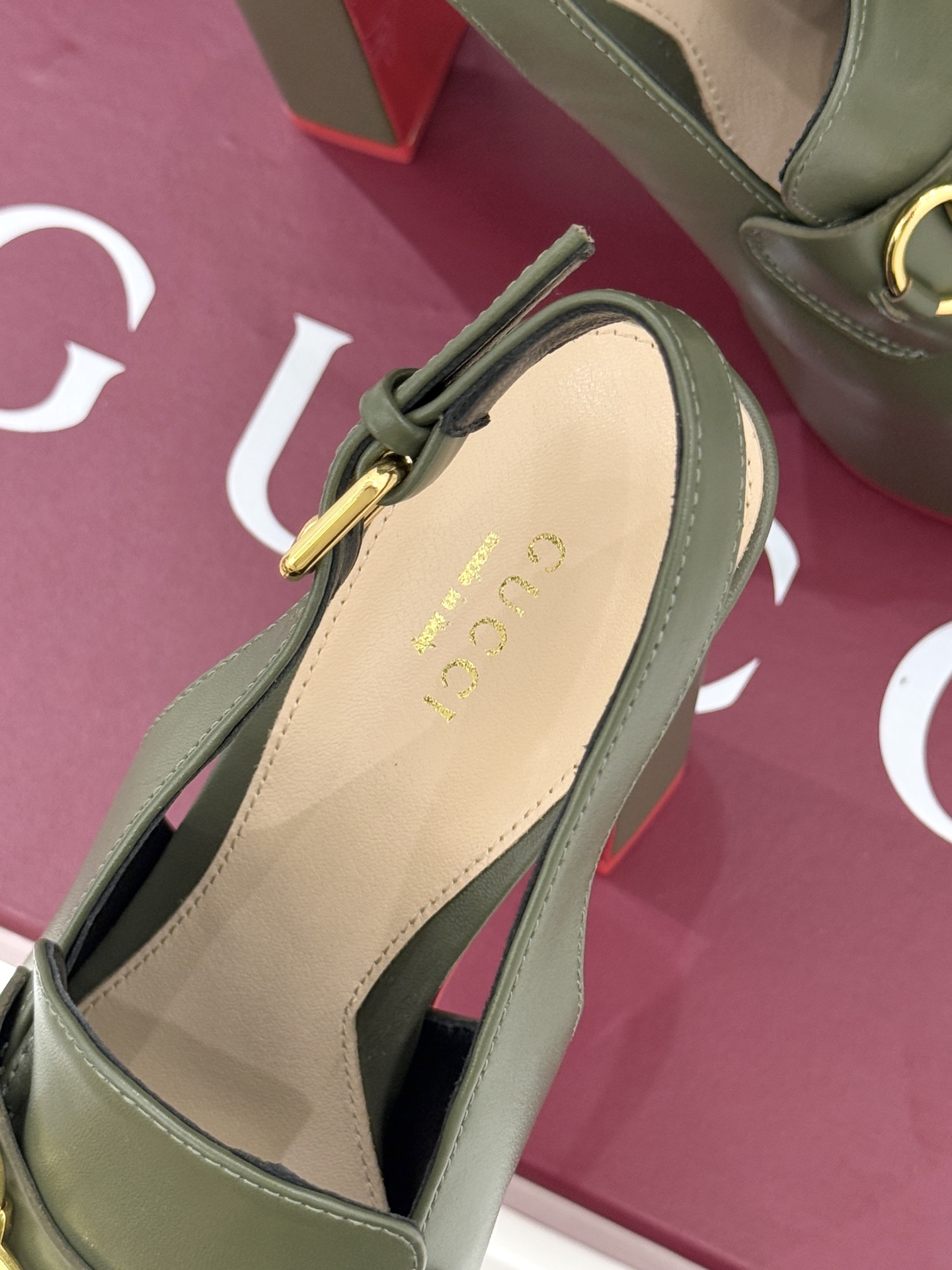 Gucci/古驰26WF新品防水台马衔扣高跟凉鞋承袭品牌马术本源的传奇印记标志性马衔扣以浅金色调闪耀鞋面