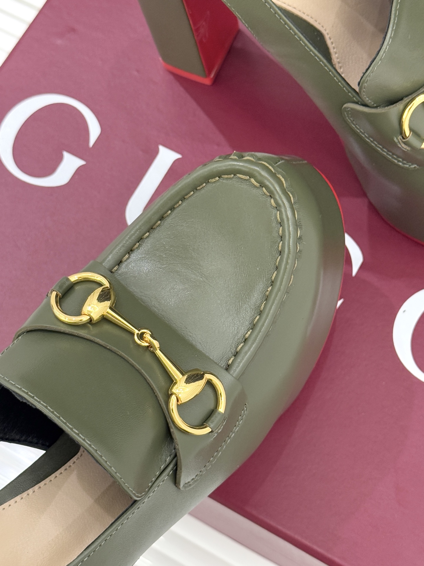 Gucci/古驰26WF新品防水台马衔扣高跟凉鞋承袭品牌马术本源的传奇印记标志性马衔扣以浅金色调闪耀鞋面