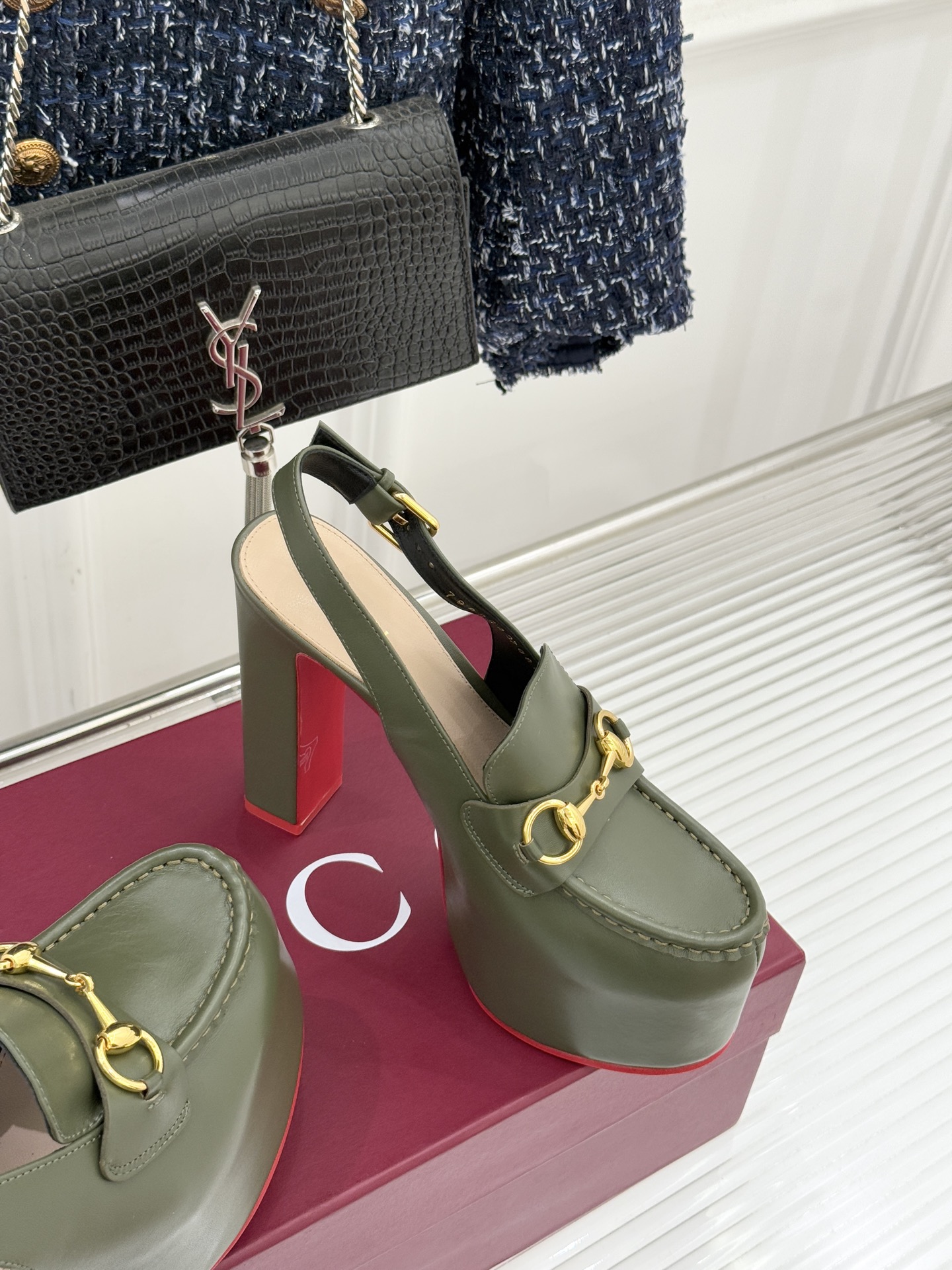 Gucci/古驰26WF新品防水台马衔扣高跟凉鞋承袭品牌马术本源的传奇印记标志性马衔扣以浅金色调闪耀鞋面