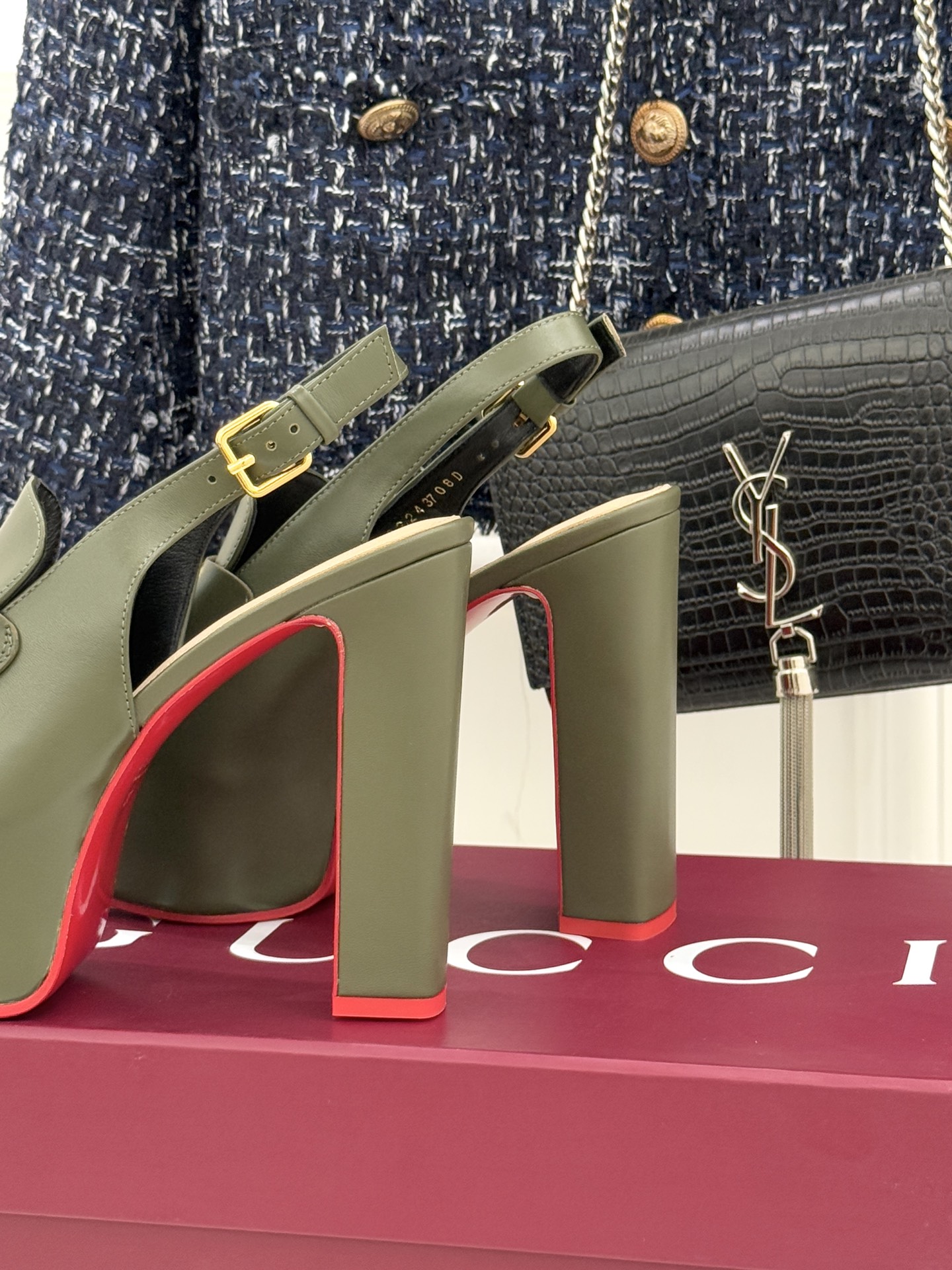 Gucci/古驰26WF新品防水台马衔扣高跟凉鞋承袭品牌马术本源的传奇印记标志性马衔扣以浅金色调闪耀鞋面