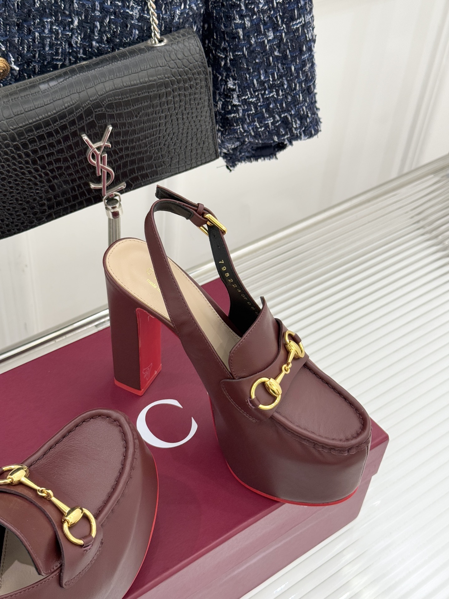 Gucci/古驰26WF新品防水台马衔扣高跟凉鞋承袭品牌马术本源的传奇印记标志性马衔扣以浅金色调闪耀鞋面