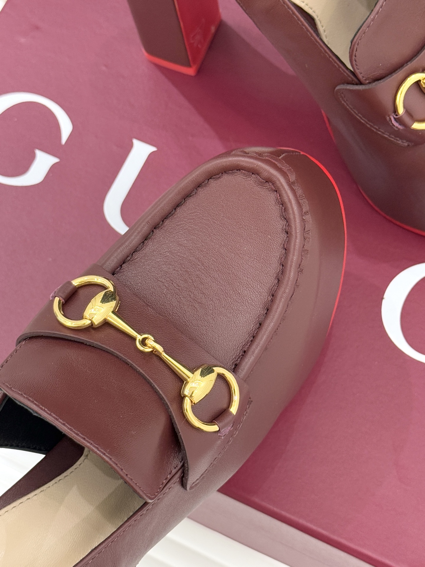 Gucci/古驰26WF新品防水台马衔扣高跟凉鞋承袭品牌马术本源的传奇印记标志性马衔扣以浅金色调闪耀鞋面