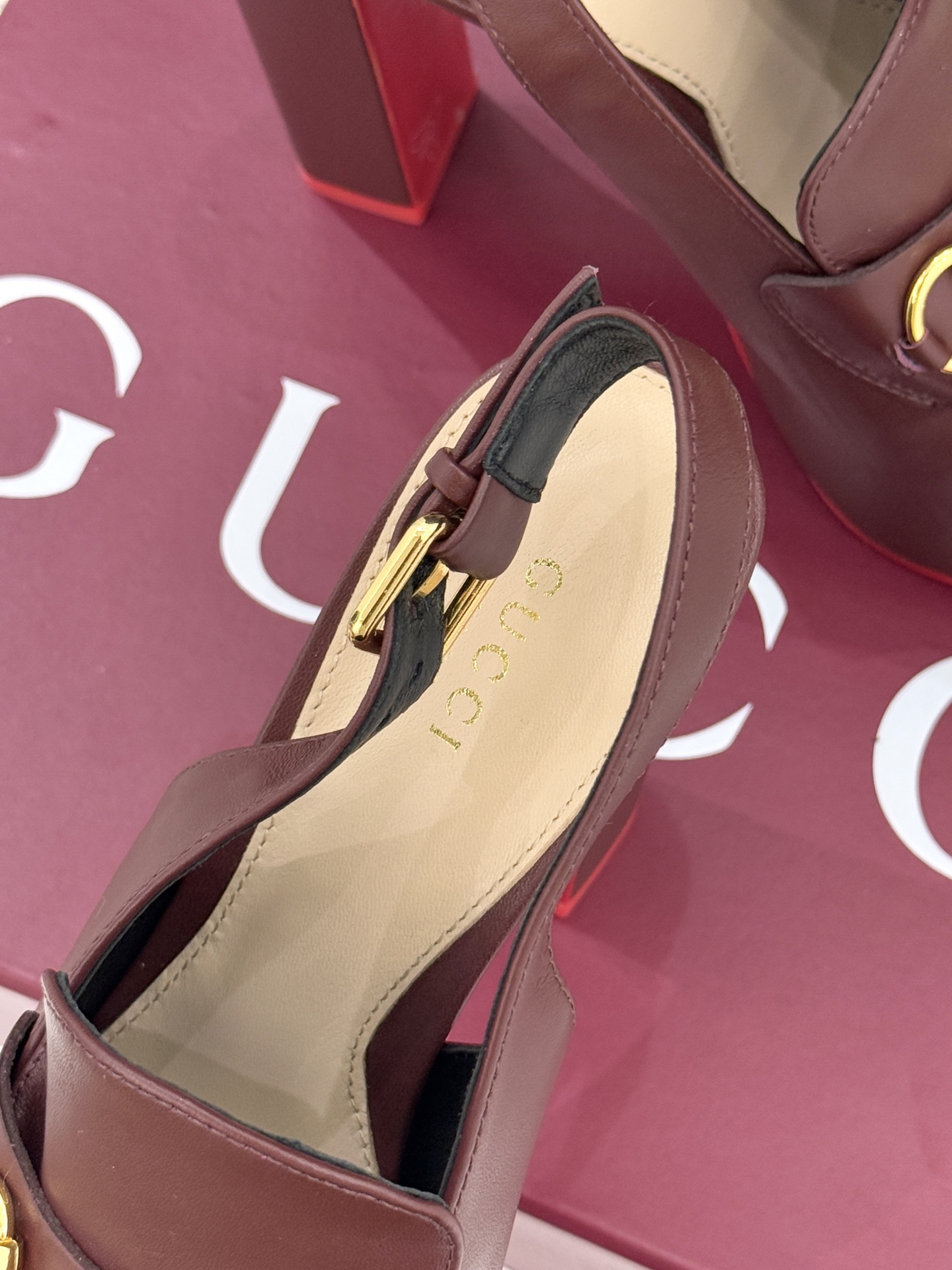 Gucci/古驰26WF新品防水台马衔扣高跟凉鞋承袭品牌马术本源的传奇印记标志性马衔扣以浅金色调闪耀鞋面