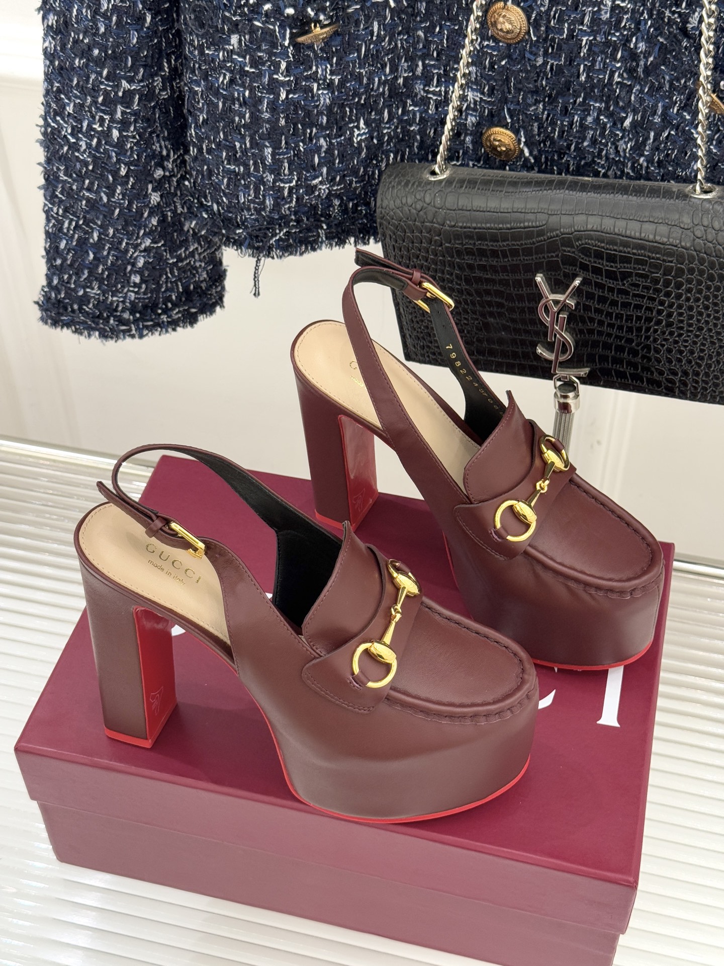 Gucci/古驰26WF新品防水台马衔扣高跟凉鞋承袭品牌马术本源的传奇印记标志性马衔扣以浅金色调闪耀鞋面