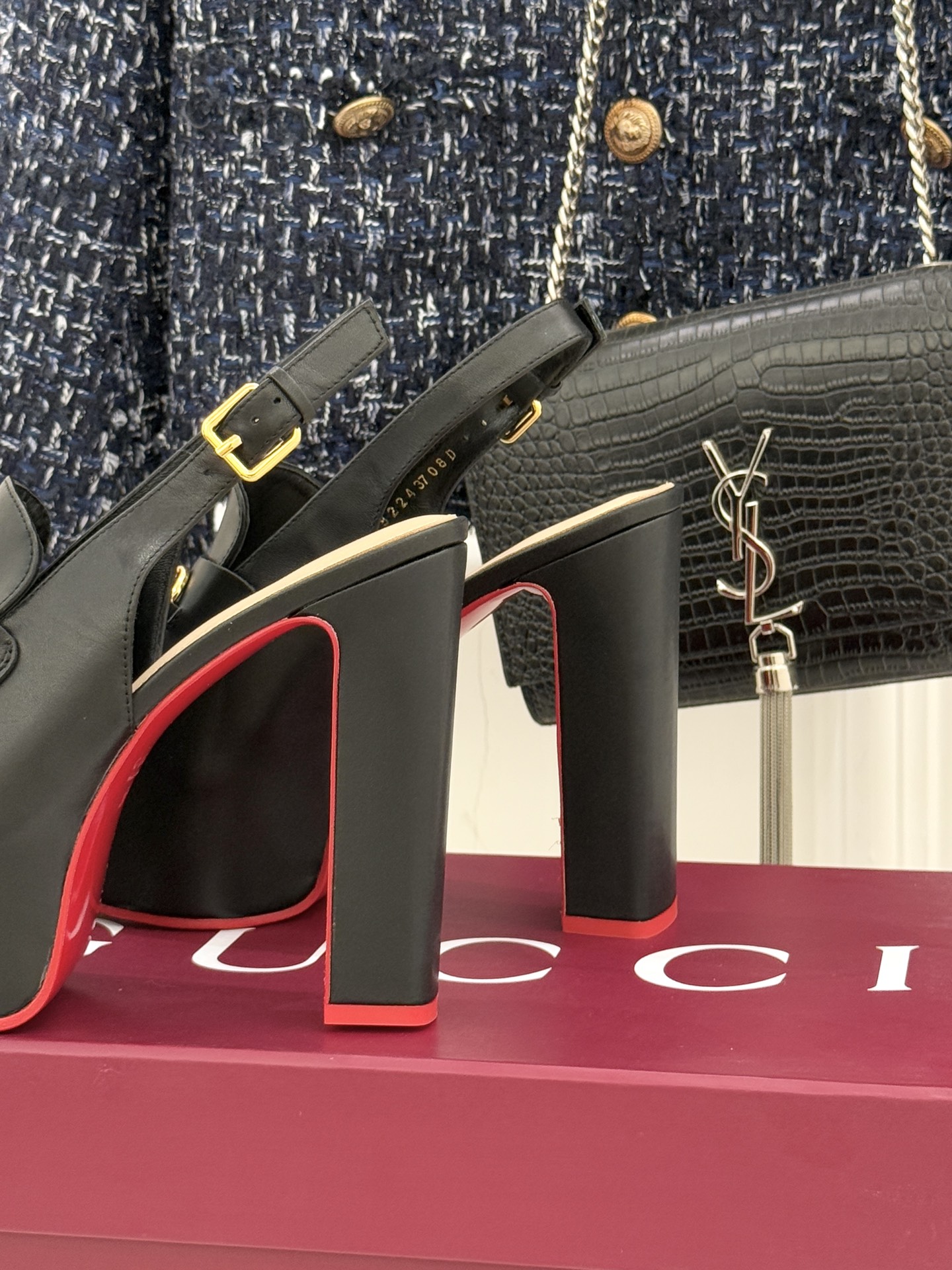 Gucci/古驰26WF新品防水台马衔扣高跟凉鞋承袭品牌马术本源的传奇印记标志性马衔扣以浅金色调闪耀鞋面