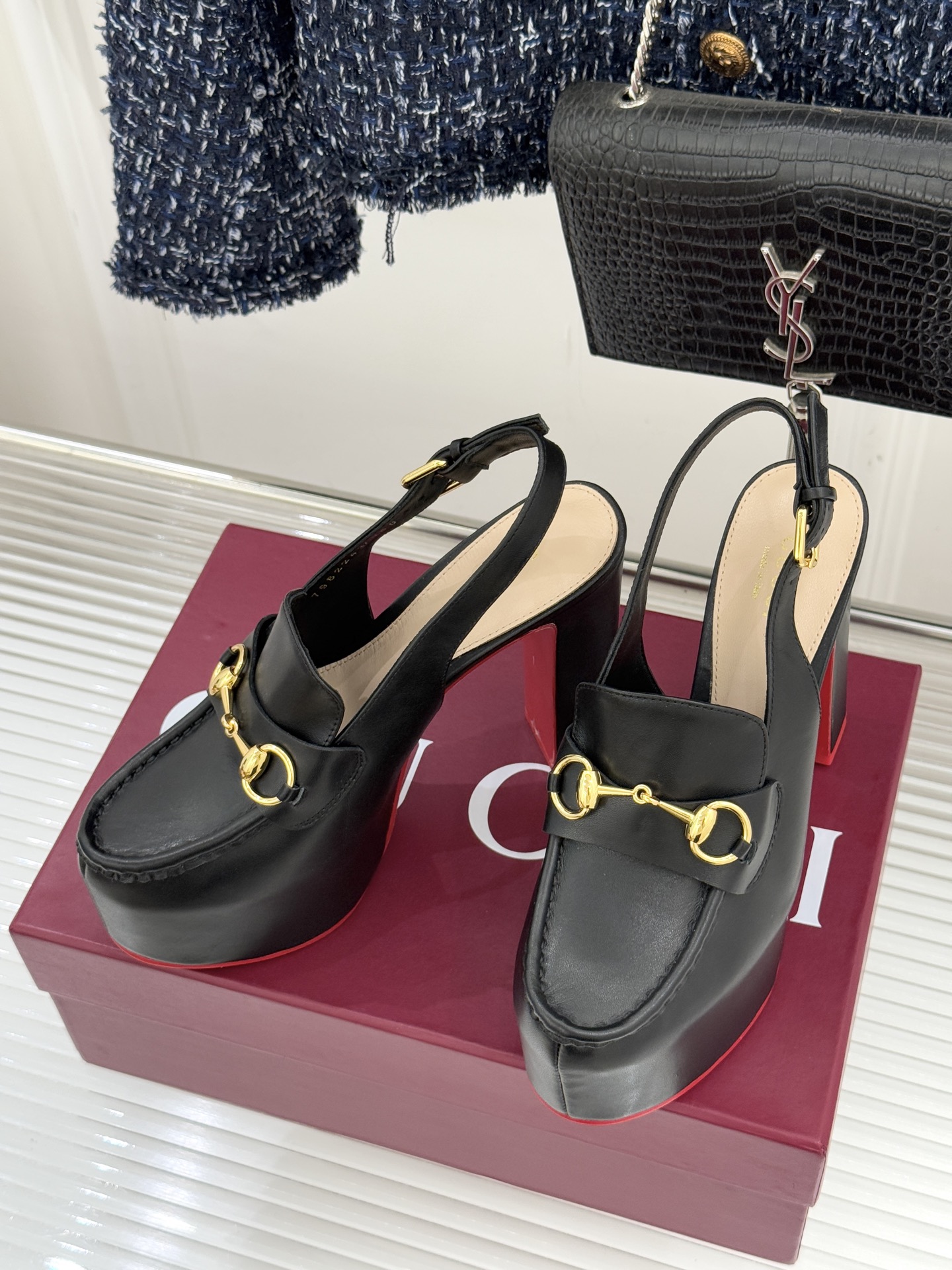 Gucci/古驰26WF新品防水台马衔扣高跟凉鞋承袭品牌马术本源的传奇印记标志性马衔扣以浅金色调闪耀鞋面