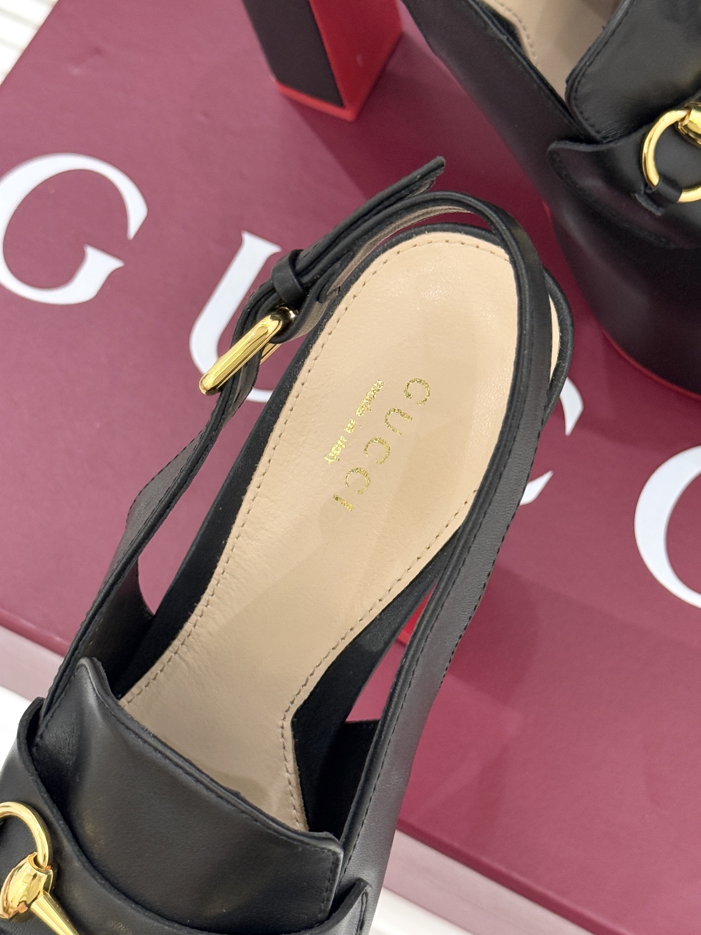 Gucci/古驰26WF新品防水台马衔扣高跟凉鞋承袭品牌马术本源的传奇印记标志性马衔扣以浅金色调闪耀鞋面