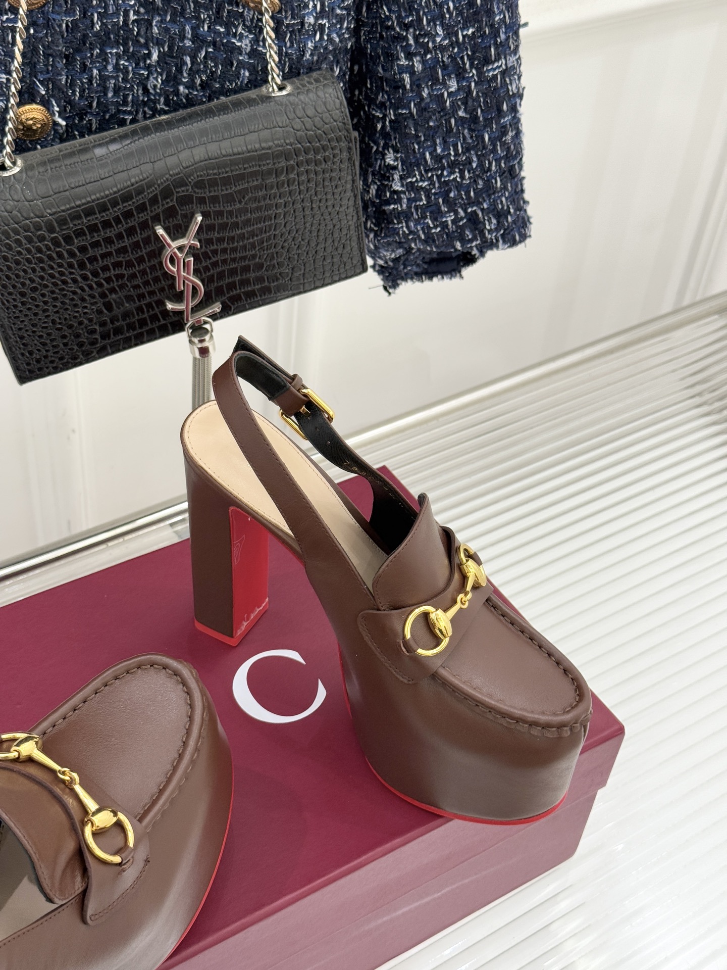 Gucci/古驰26WF新品防水台马衔扣高跟凉鞋承袭品牌马术本源的传奇印记标志性马衔扣以浅金色调闪耀鞋面