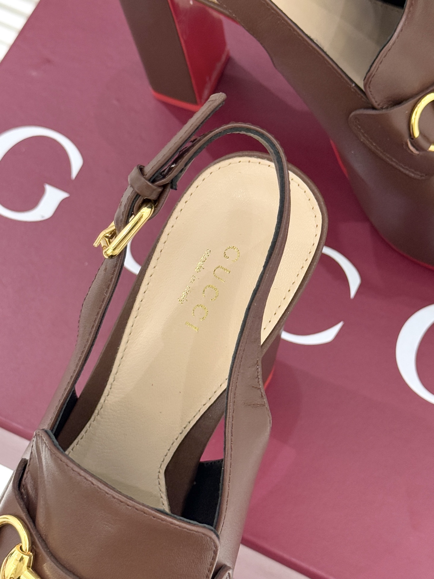 Gucci/古驰26WF新品防水台马衔扣高跟凉鞋承袭品牌马术本源的传奇印记标志性马衔扣以浅金色调闪耀鞋面