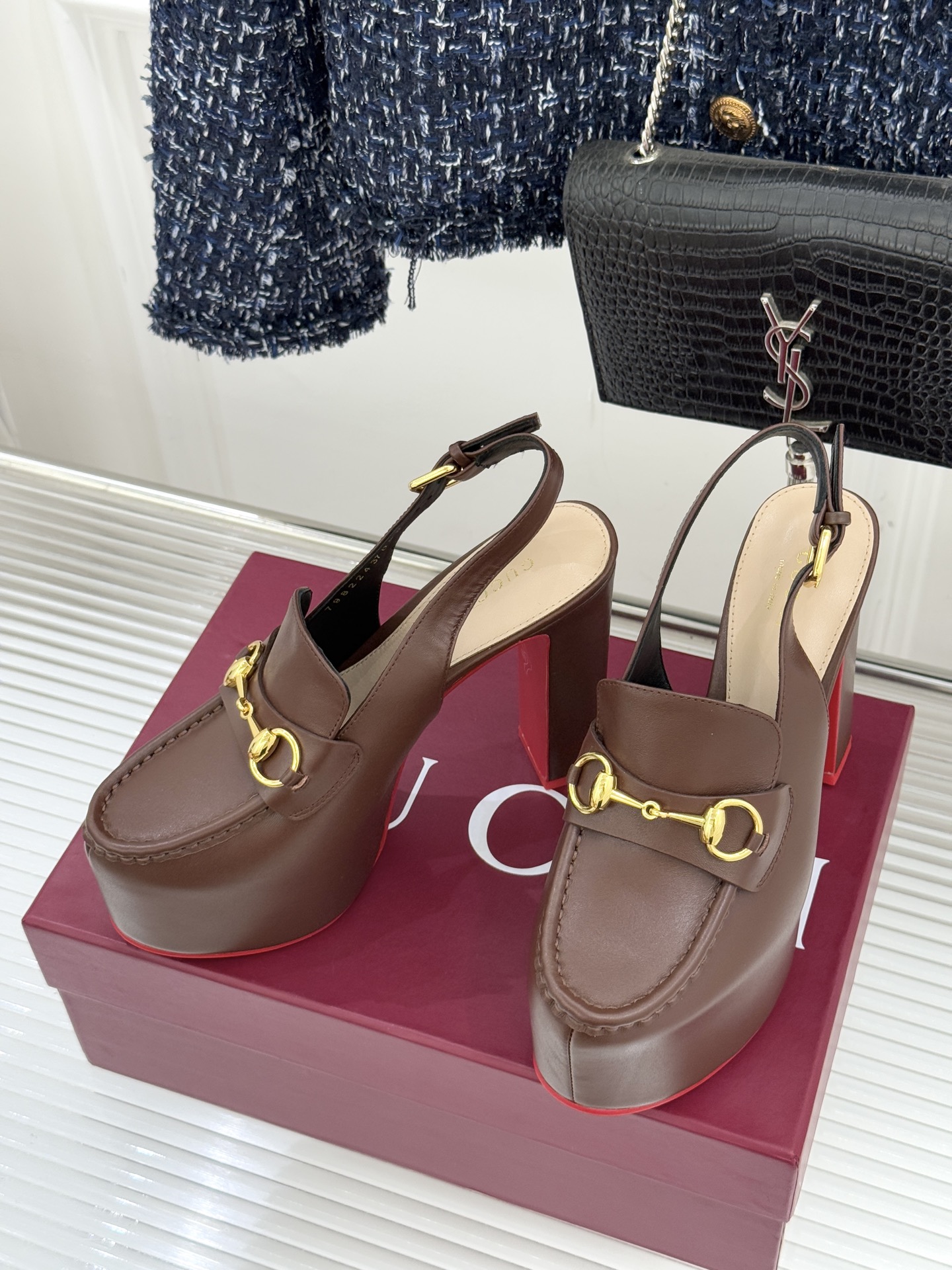 Gucci/古驰26WF新品防水台马衔扣高跟凉鞋承袭品牌马术本源的传奇印记标志性马衔扣以浅金色调闪耀鞋面