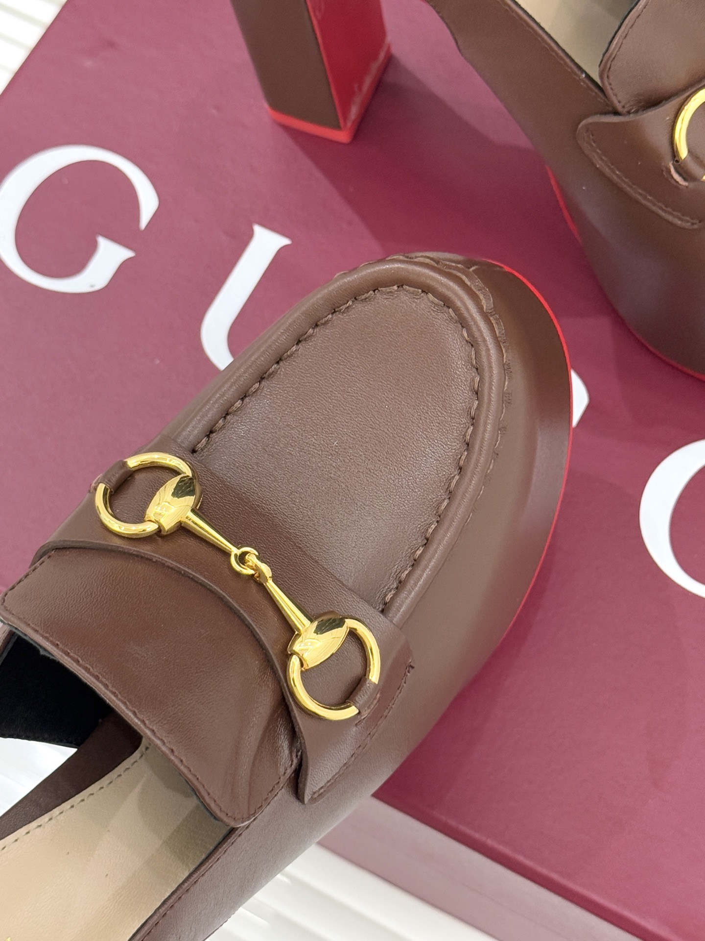 Gucci/古驰26WF新品防水台马衔扣高跟凉鞋承袭品牌马术本源的传奇印记标志性马衔扣以浅金色调闪耀鞋面