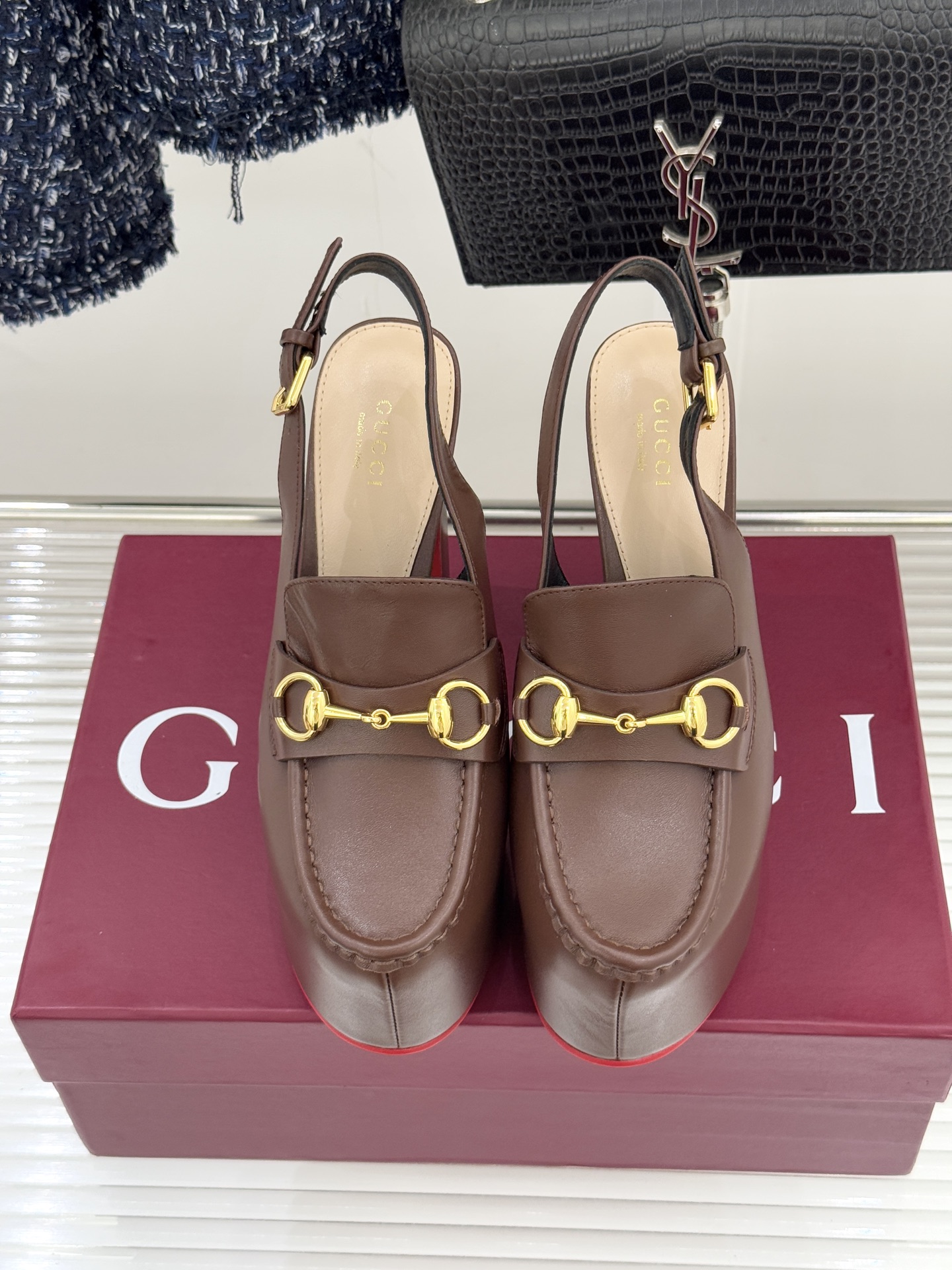 Gucci/古驰26WF新品防水台马衔扣高跟凉鞋承袭品牌马术本源的传奇印记标志性马衔扣以浅金色调闪耀鞋面