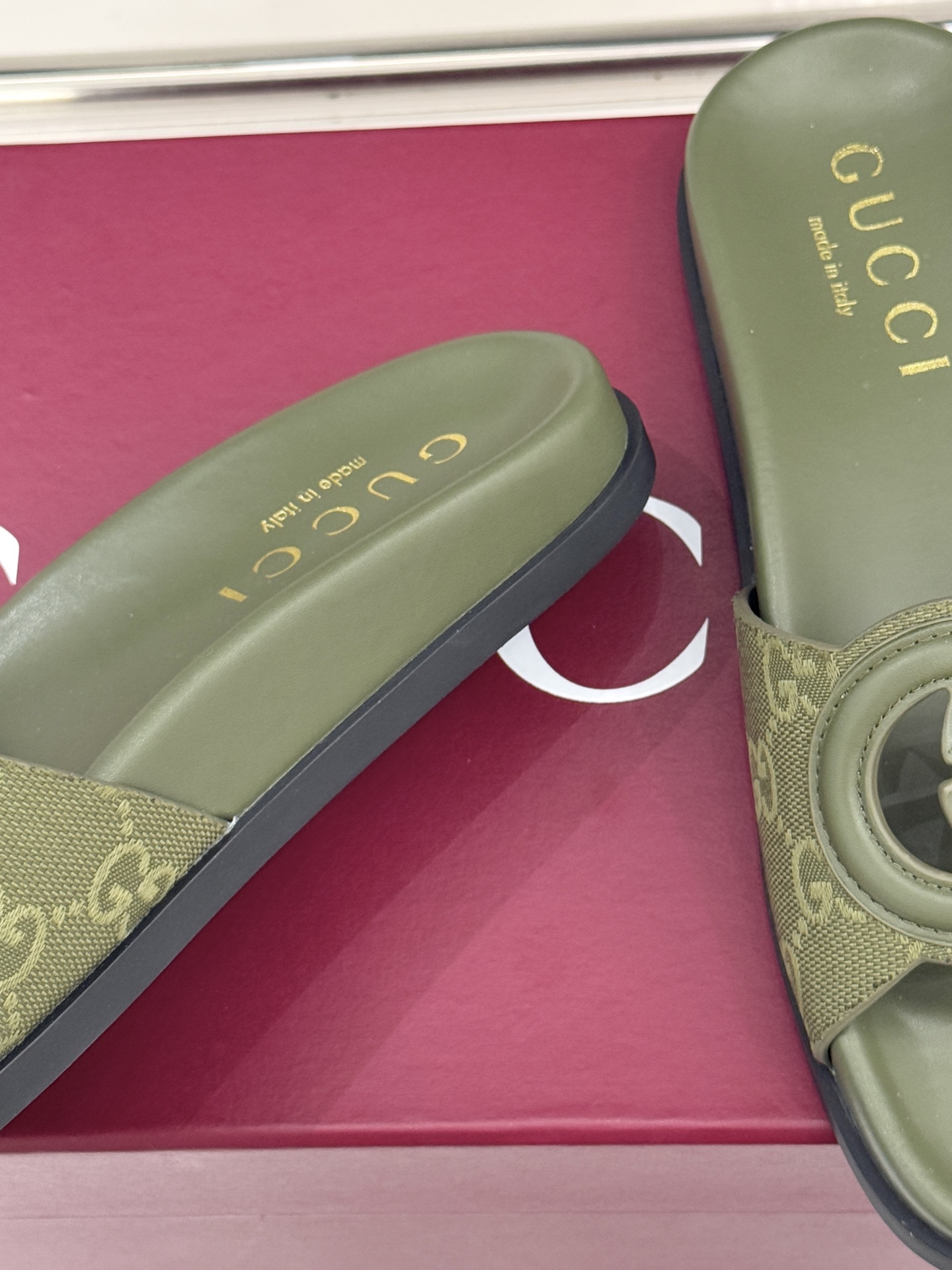 Gucci/古驰经典双G镂空休闲拖鞋✨它以标志性的双G镂空设计将品牌经典元素融入其中彰显独特的时尚态度走