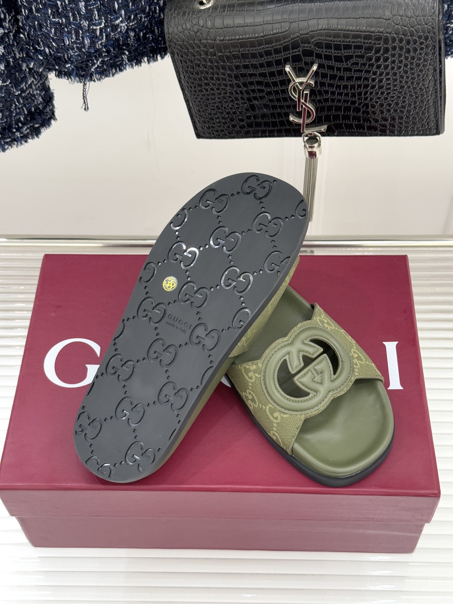 Gucci/古驰经典双G镂空休闲拖鞋✨它以标志性的双G镂空设计将品牌经典元素融入其中彰显独特的时尚态度走