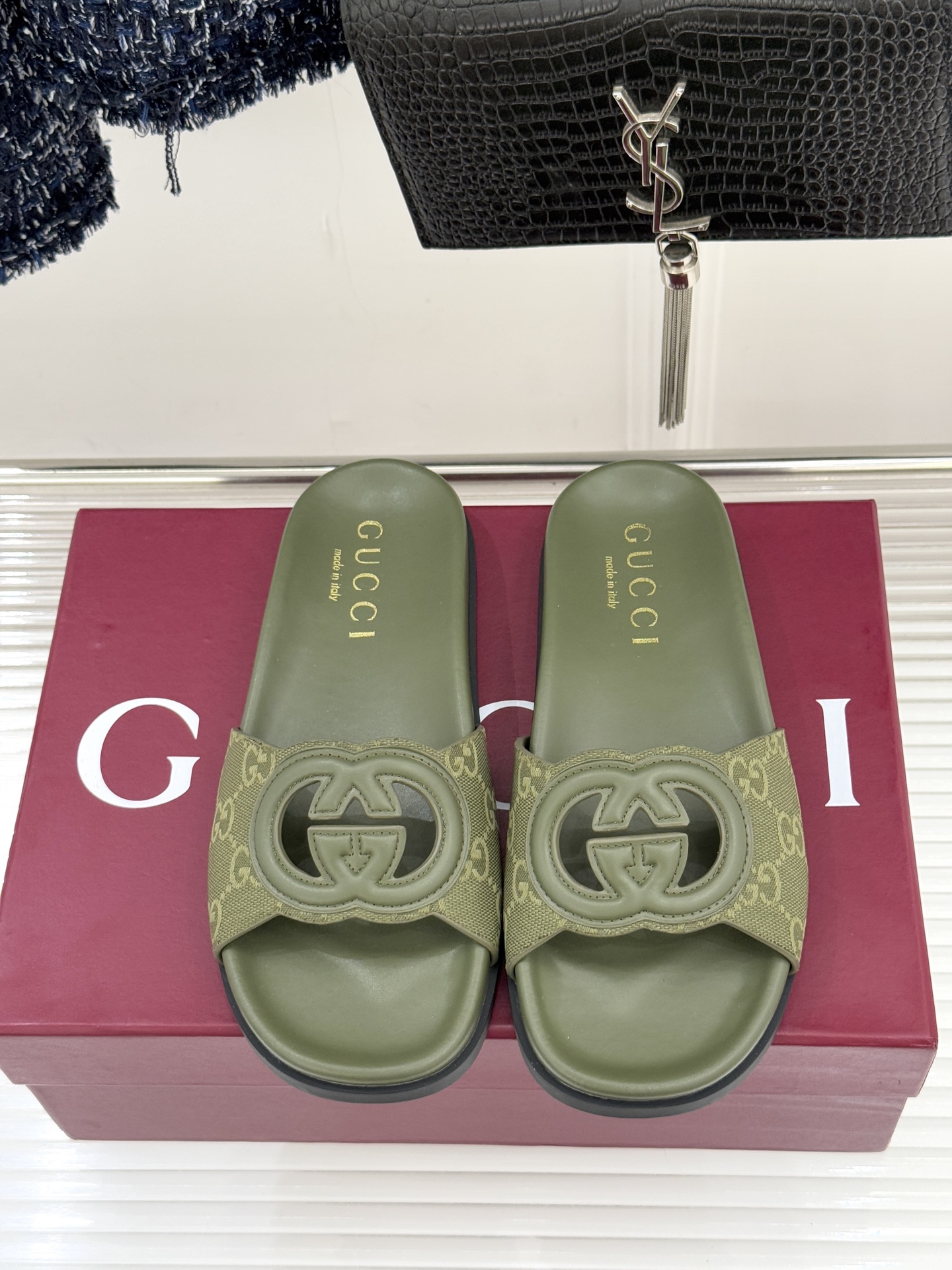Gucci/古驰经典双G镂空休闲拖鞋✨它以标志性的双G镂空设计将品牌经典元素融入其中彰显独特的时尚态度走