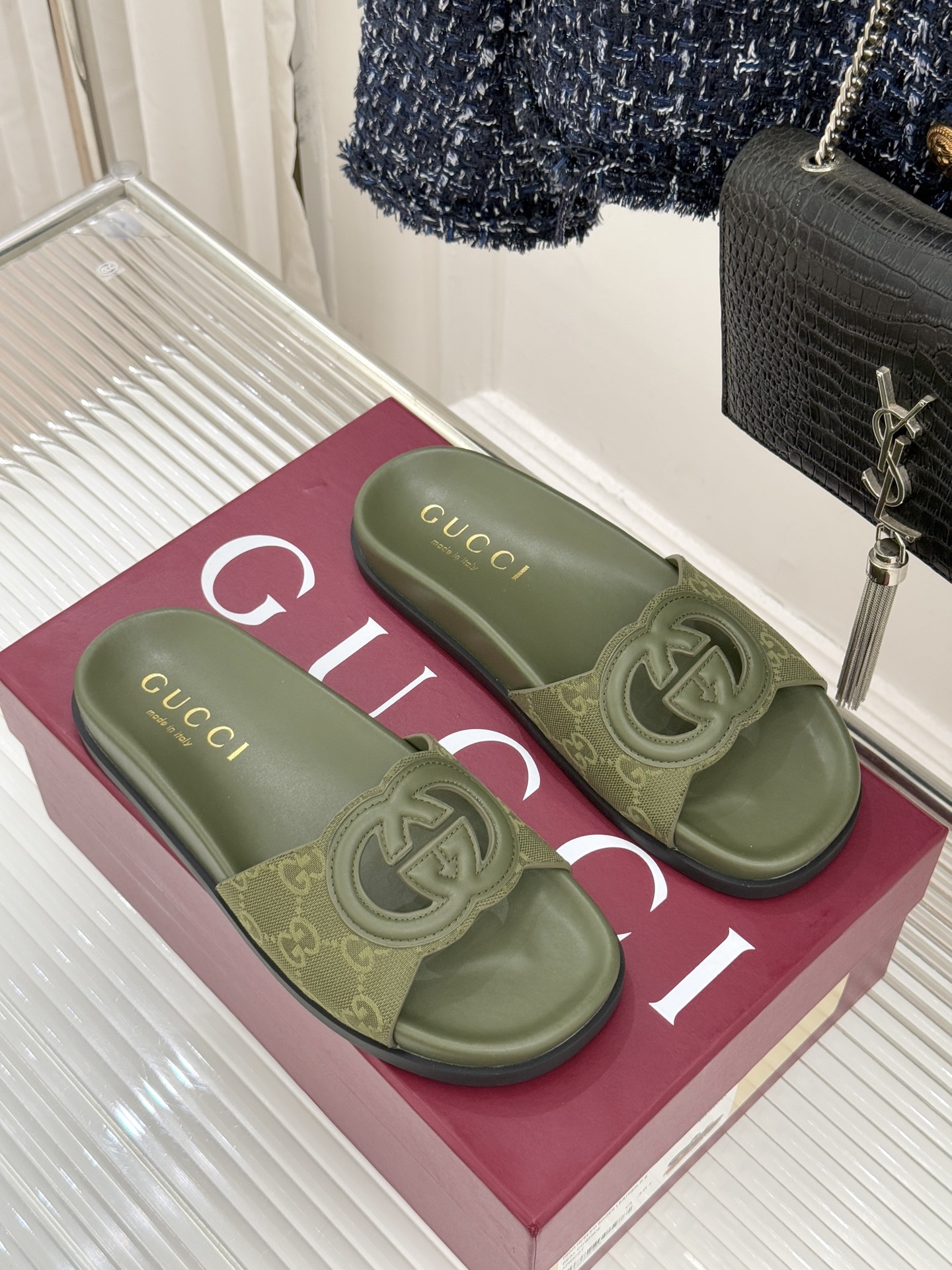 Gucci/古驰经典双G镂空休闲拖鞋✨它以标志性的双G镂空设计将品牌经典元素融入其中彰显独特的时尚态度走