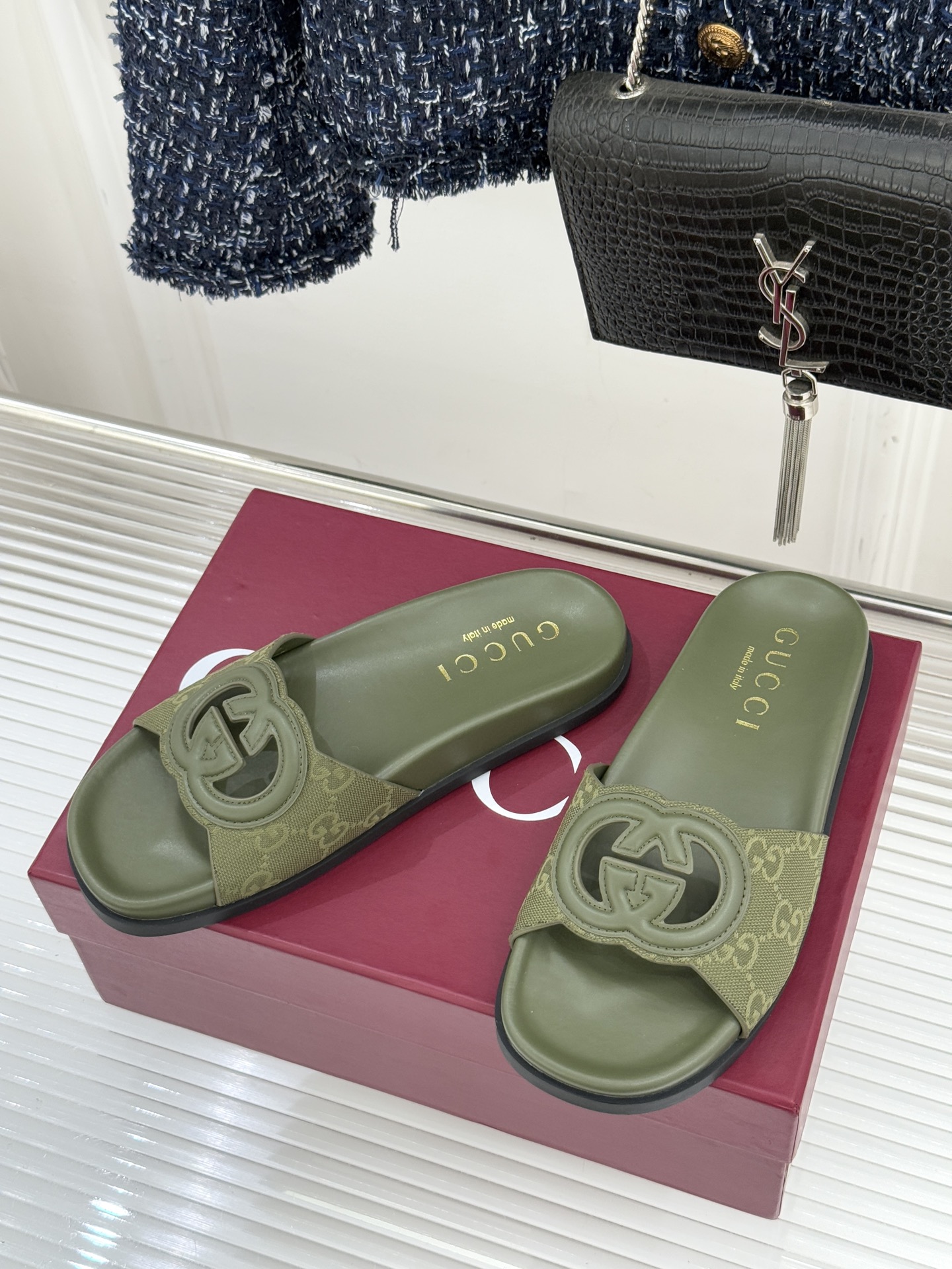 Gucci/古驰经典双G镂空休闲拖鞋✨它以标志性的双G镂空设计将品牌经典元素融入其中彰显独特的时尚态度走