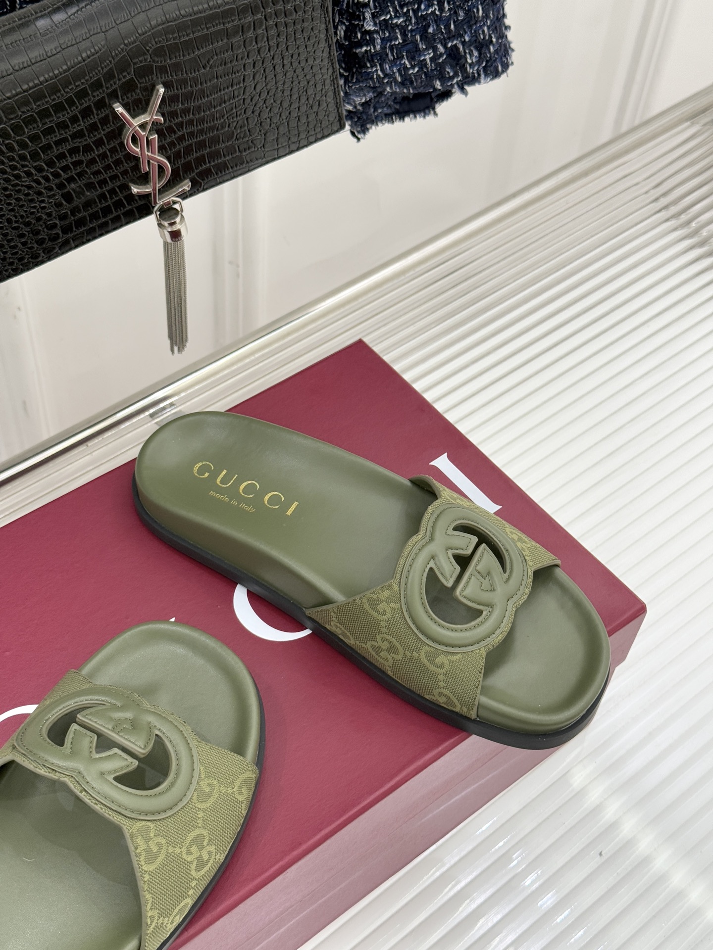 Gucci/古驰经典双G镂空休闲拖鞋✨它以标志性的双G镂空设计将品牌经典元素融入其中彰显独特的时尚态度走