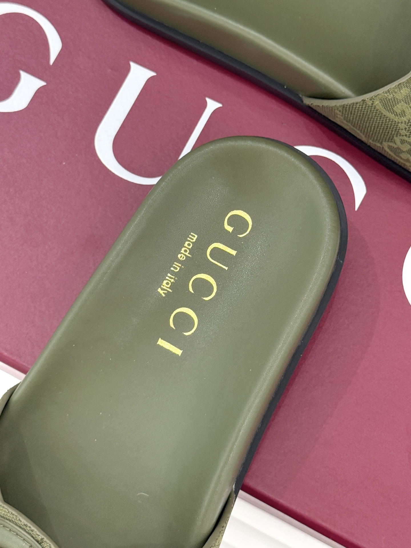 Gucci/古驰经典双G镂空休闲拖鞋✨它以标志性的双G镂空设计将品牌经典元素融入其中彰显独特的时尚态度走