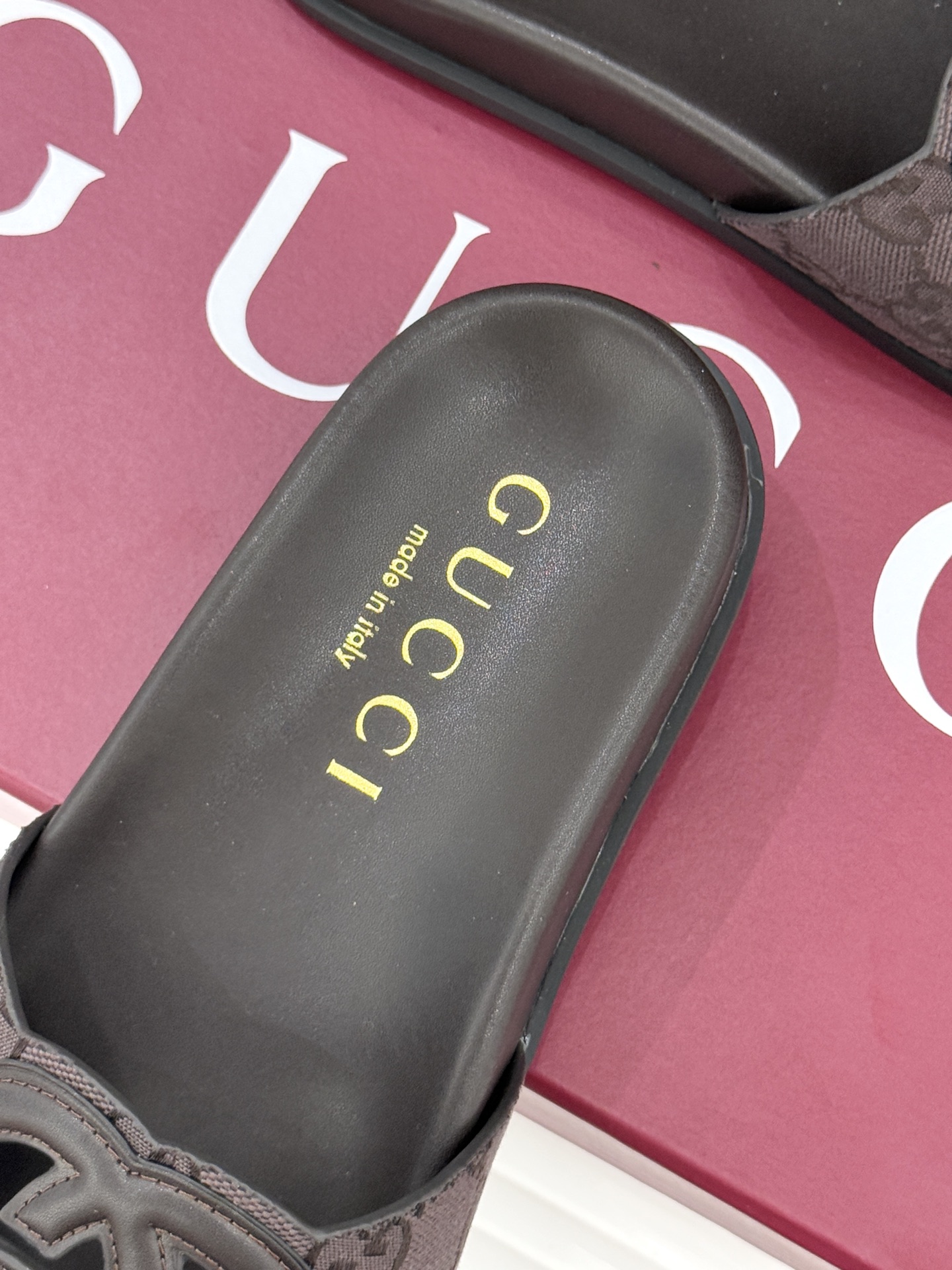 Gucci/古驰经典双G镂空休闲拖鞋✨它以标志性的双G镂空设计将品牌经典元素融入其中彰显独特的时尚态度走