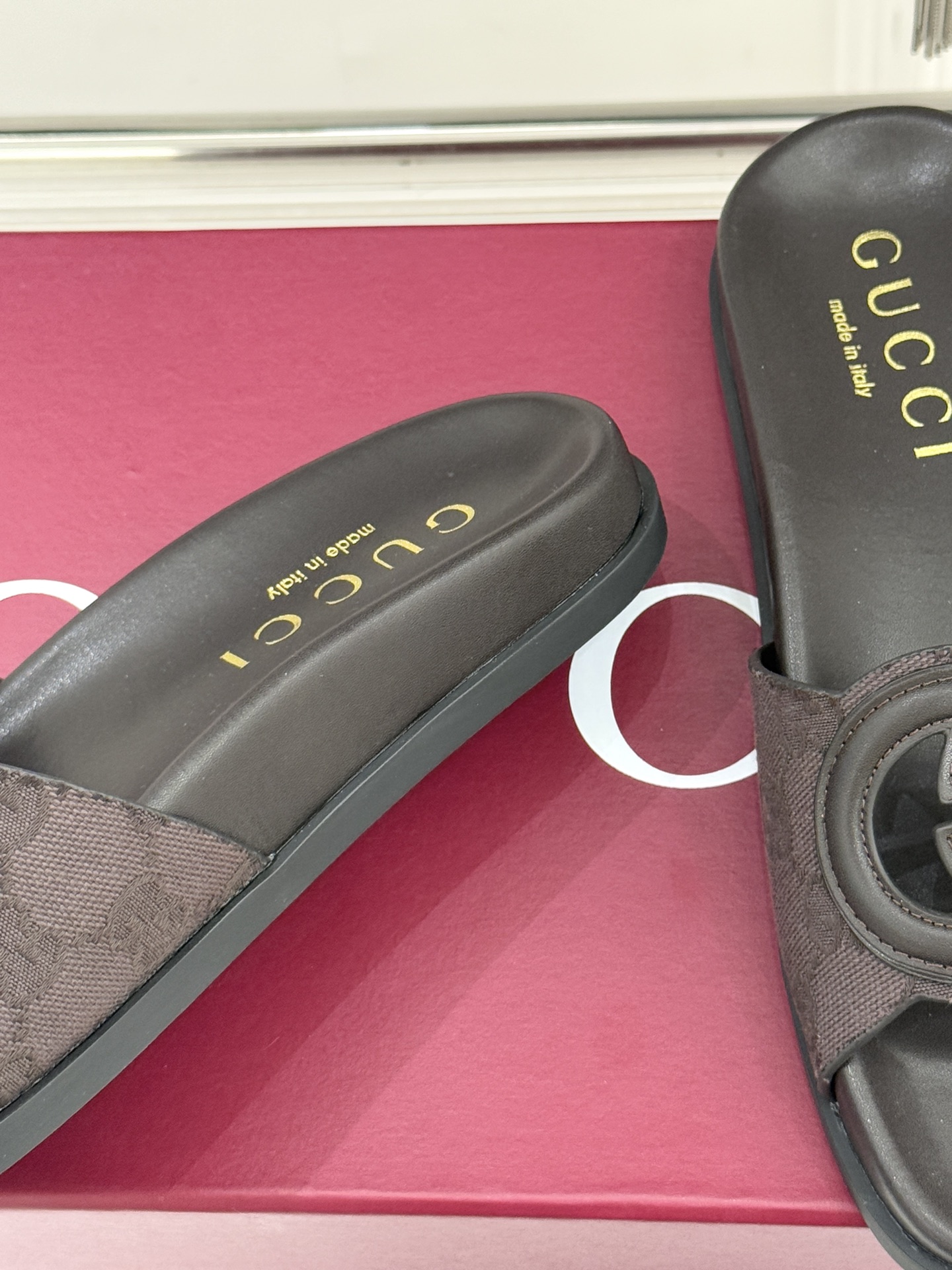 Gucci/古驰经典双G镂空休闲拖鞋✨它以标志性的双G镂空设计将品牌经典元素融入其中彰显独特的时尚态度走