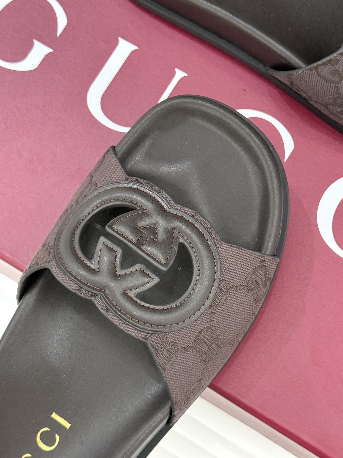 Gucci/古驰经典双G镂空休闲拖鞋✨它以标志性的双G镂空设计将品牌经典元素融入其中彰显独特的时尚态度走