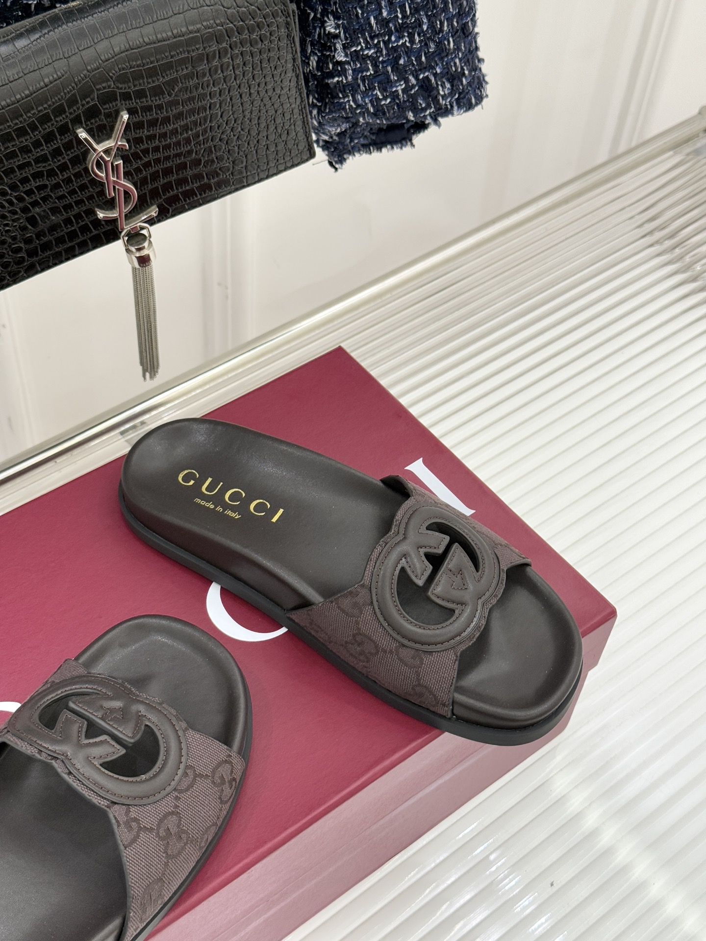 Gucci/古驰经典双G镂空休闲拖鞋✨它以标志性的双G镂空设计将品牌经典元素融入其中彰显独特的时尚态度走