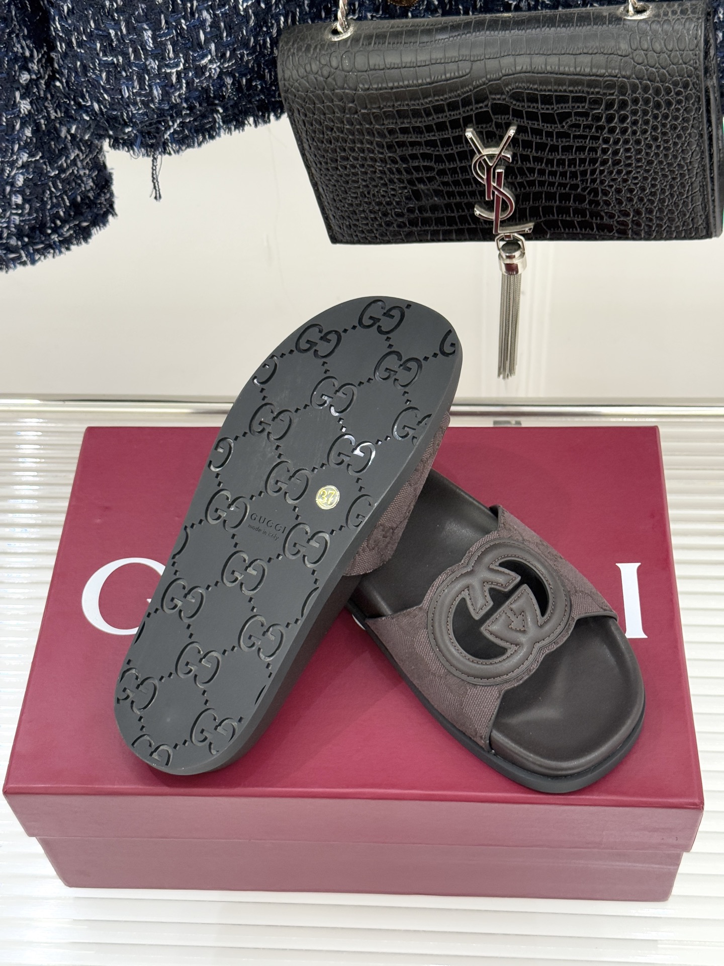 Gucci/古驰经典双G镂空休闲拖鞋✨它以标志性的双G镂空设计将品牌经典元素融入其中彰显独特的时尚态度走