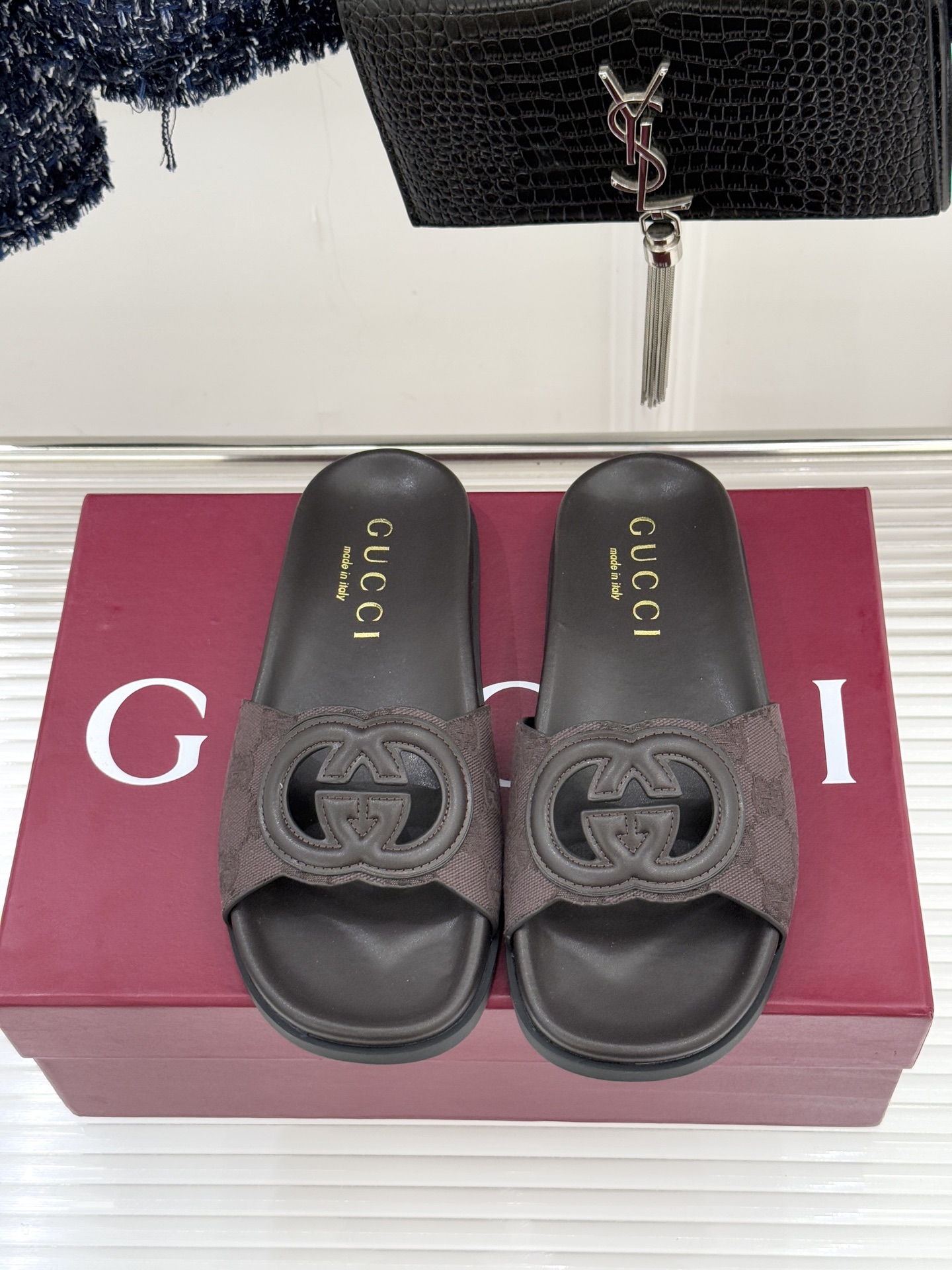 Gucci/古驰经典双G镂空休闲拖鞋✨它以标志性的双G镂空设计将品牌经典元素融入其中彰显独特的时尚态度走